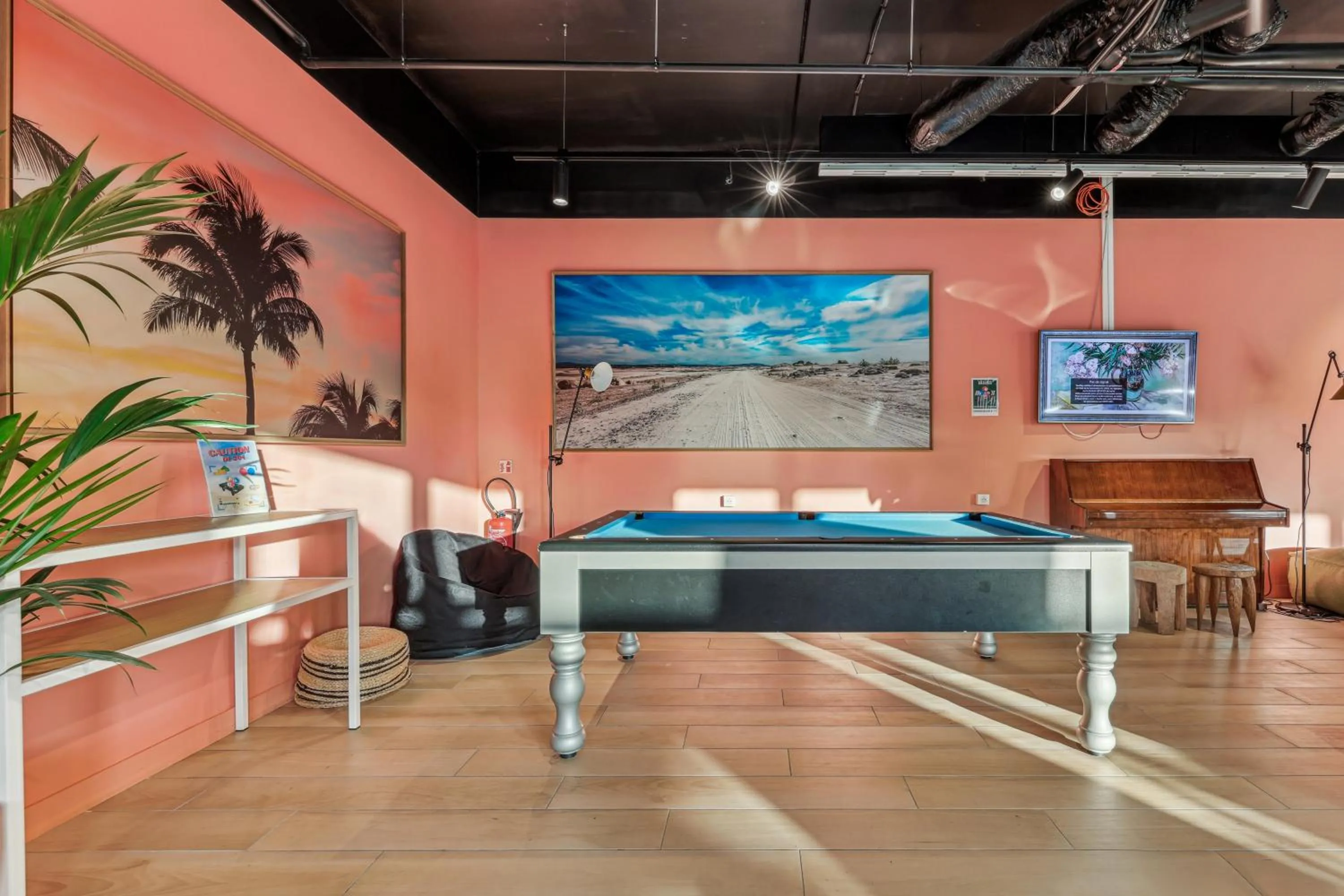 Billiard in Mercure Paris Orly Airport