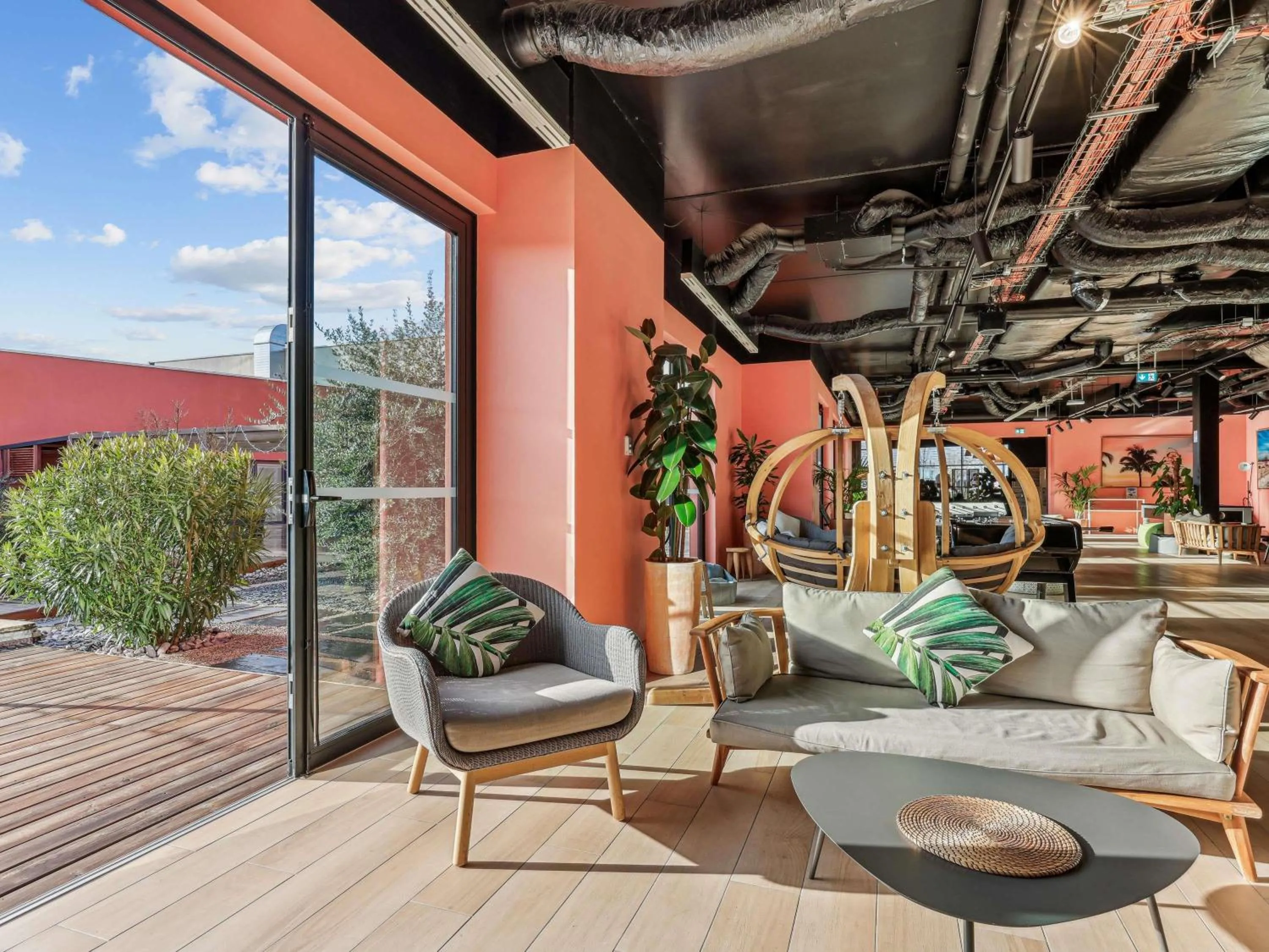 Lounge or bar in Mercure Paris Orly Airport