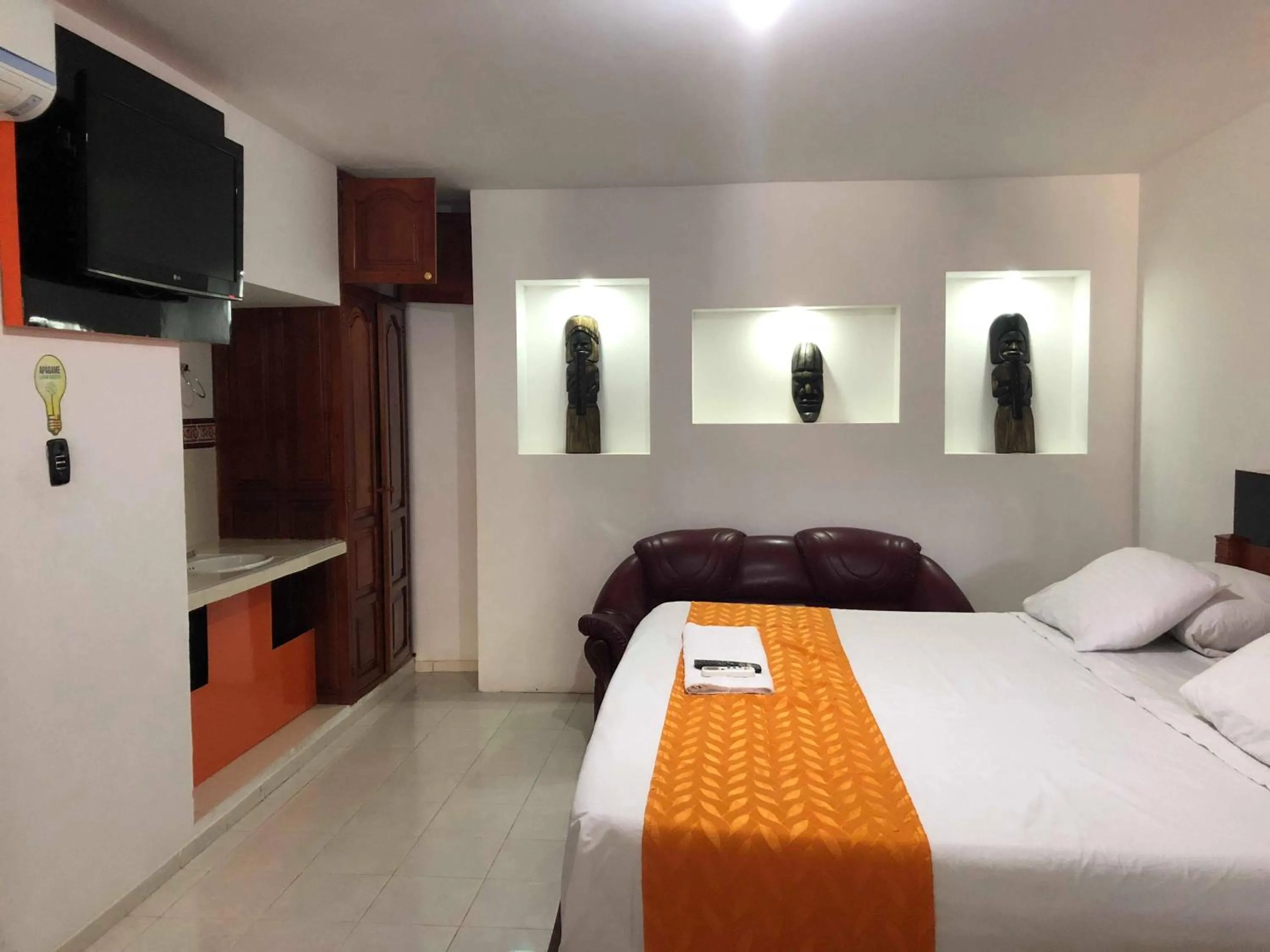 Communal lounge/ TV room, Bed in Hotel Yurupary AMAZONAS