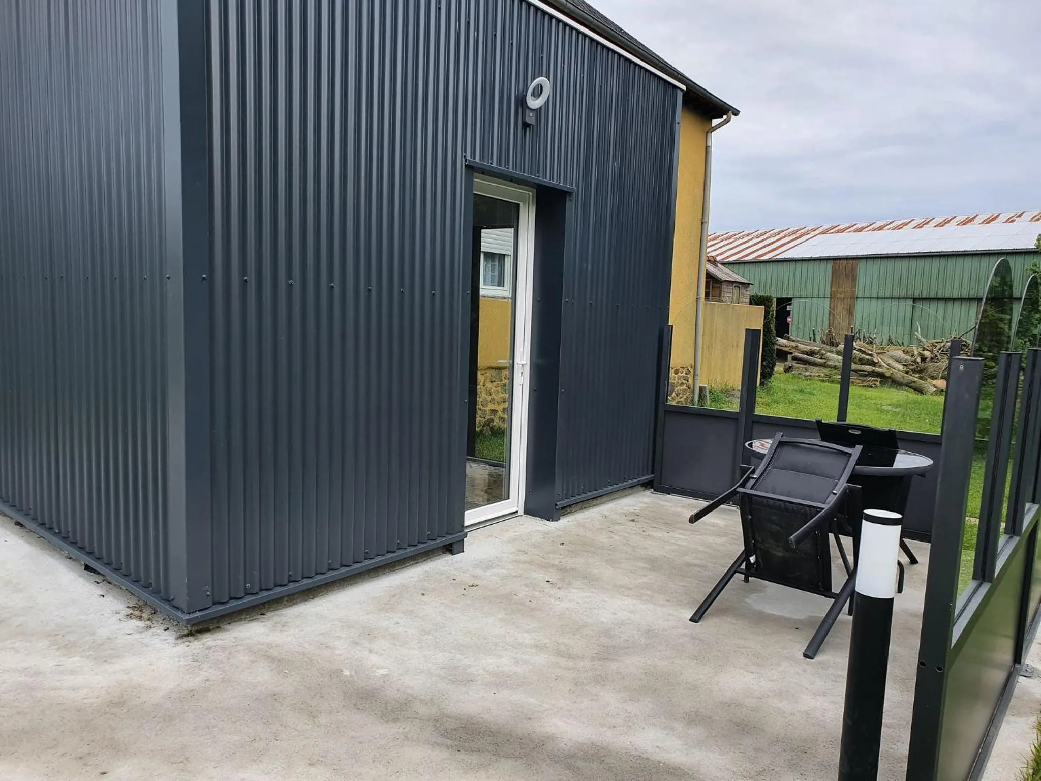 Patio in Le Pont Sée