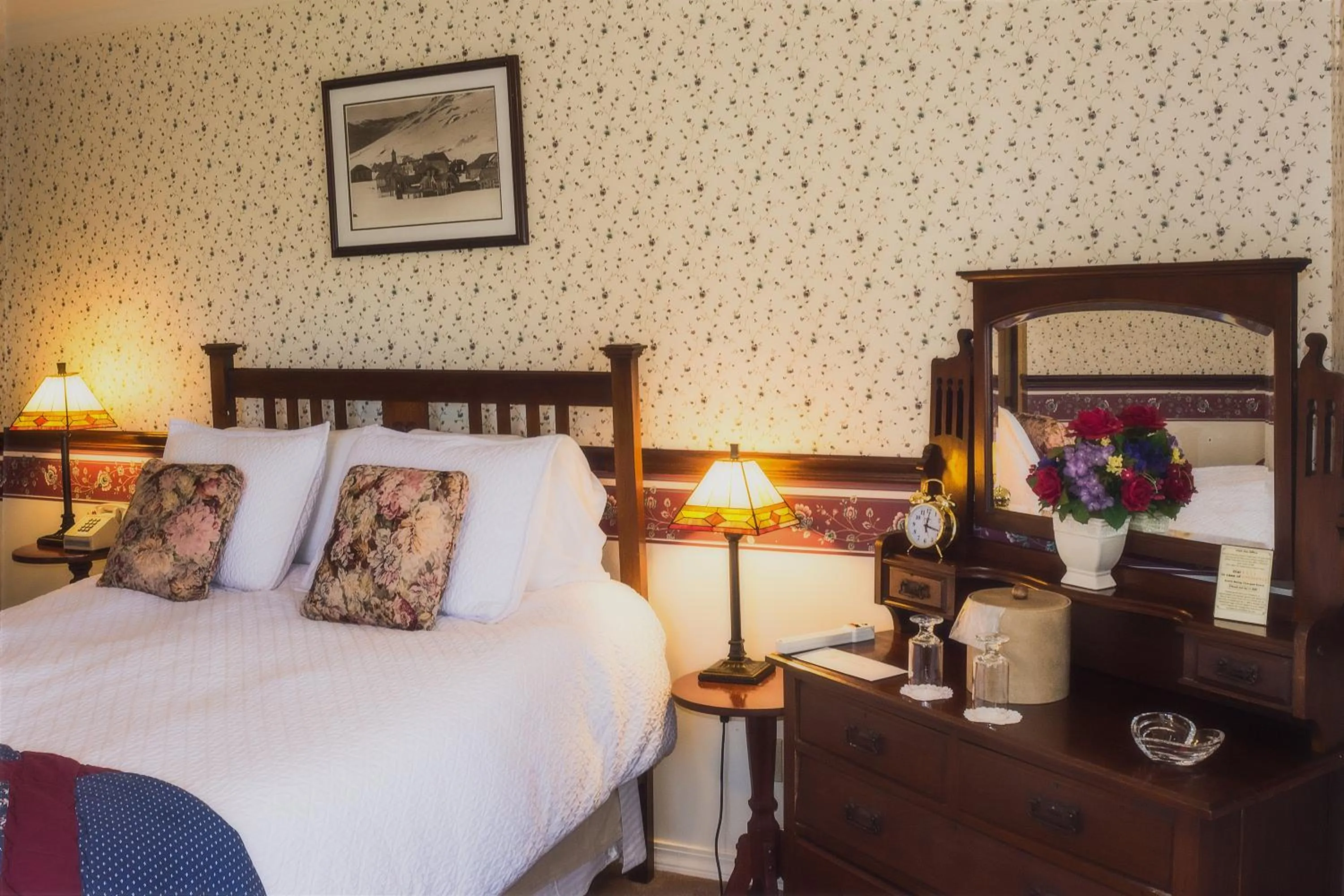 Deluxe Queen Room in Silver Maple Inn