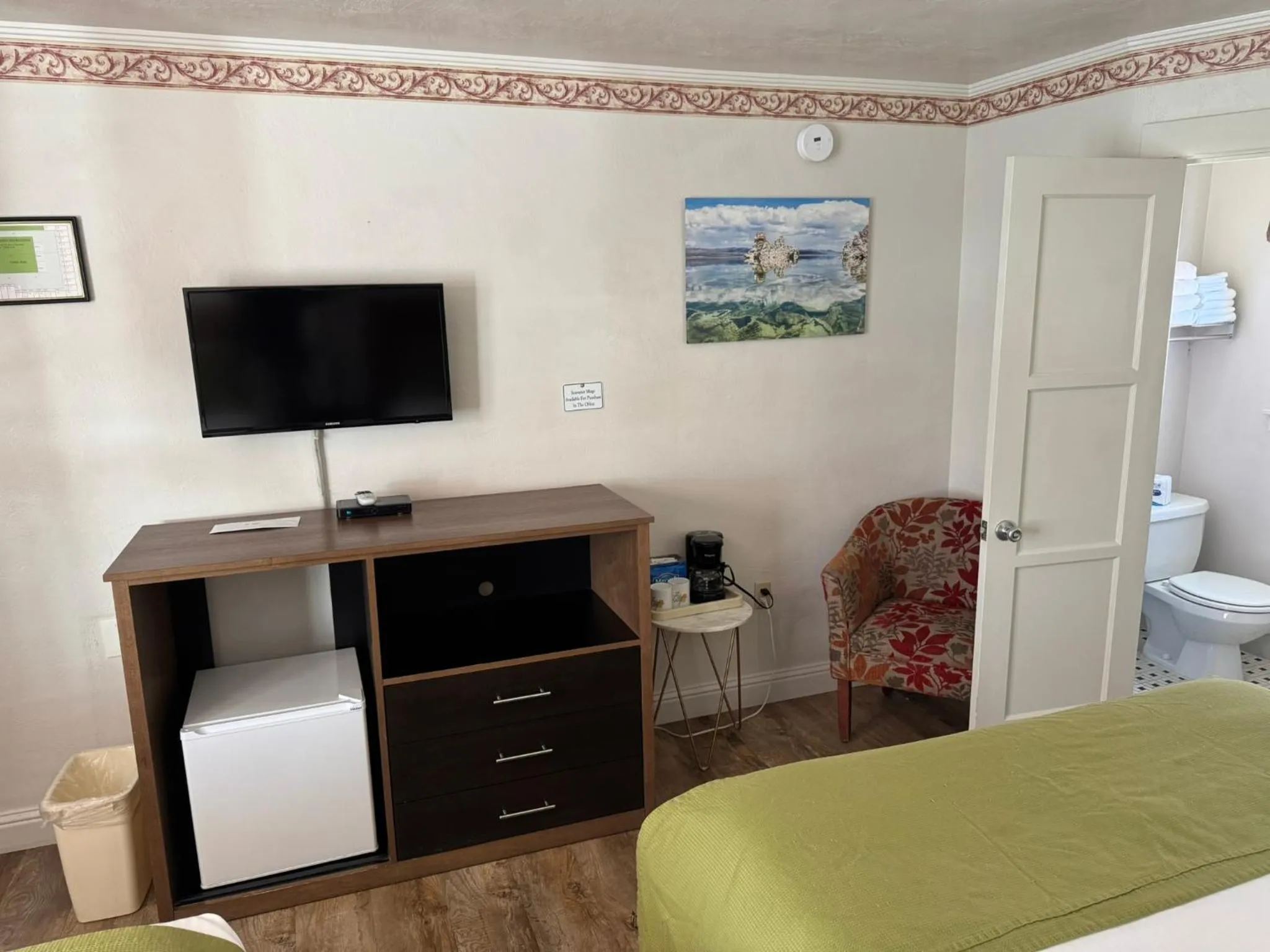 TV and multimedia in Silver Maple Inn