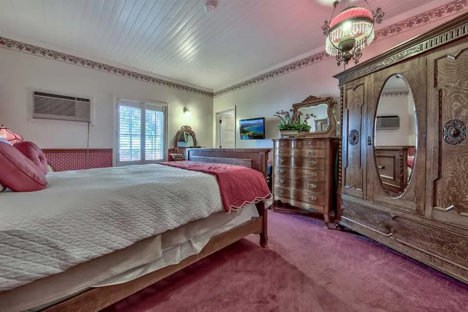 Queen Room in Silver Maple Inn