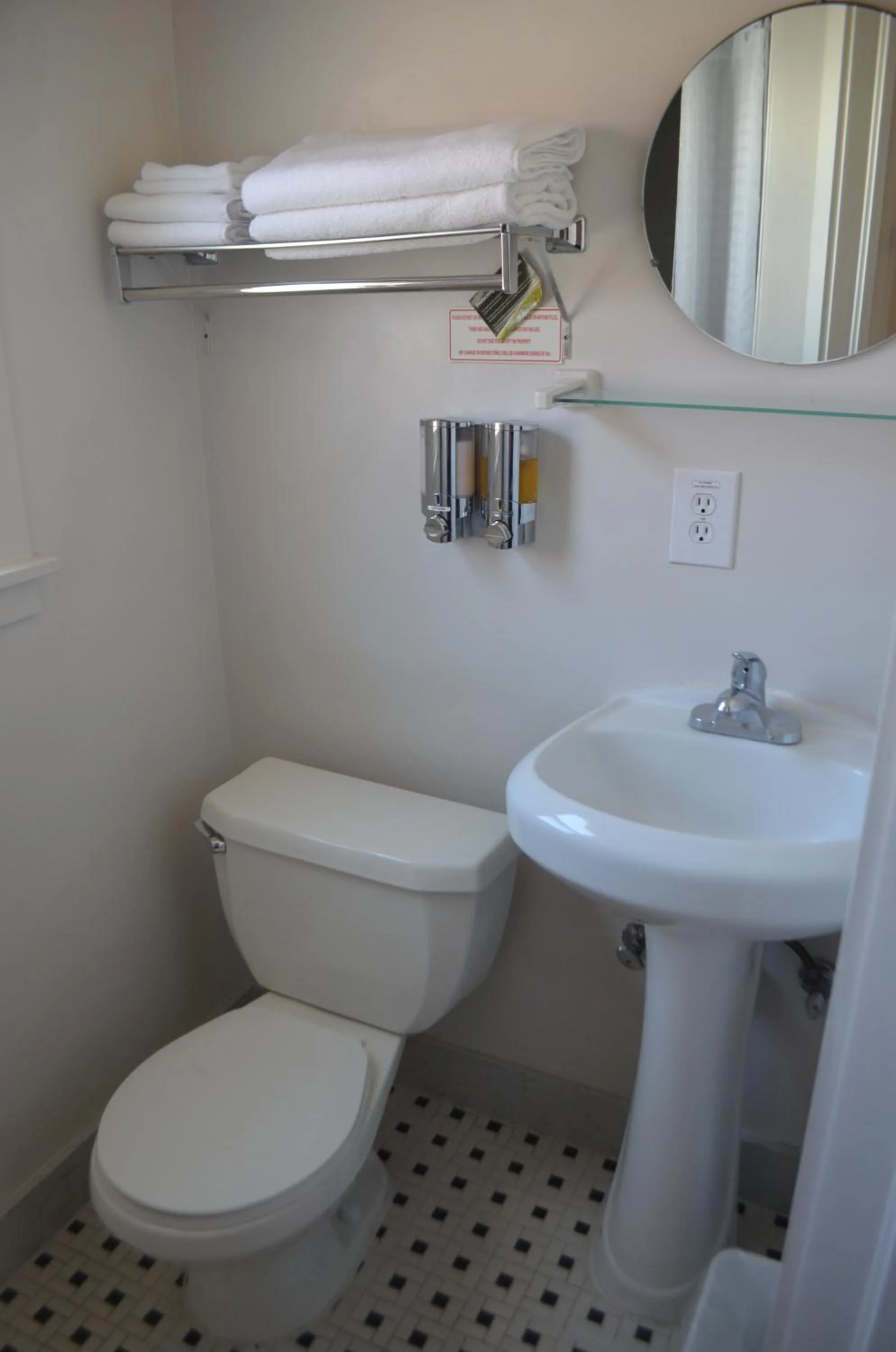 Toilet in Silver Maple Inn