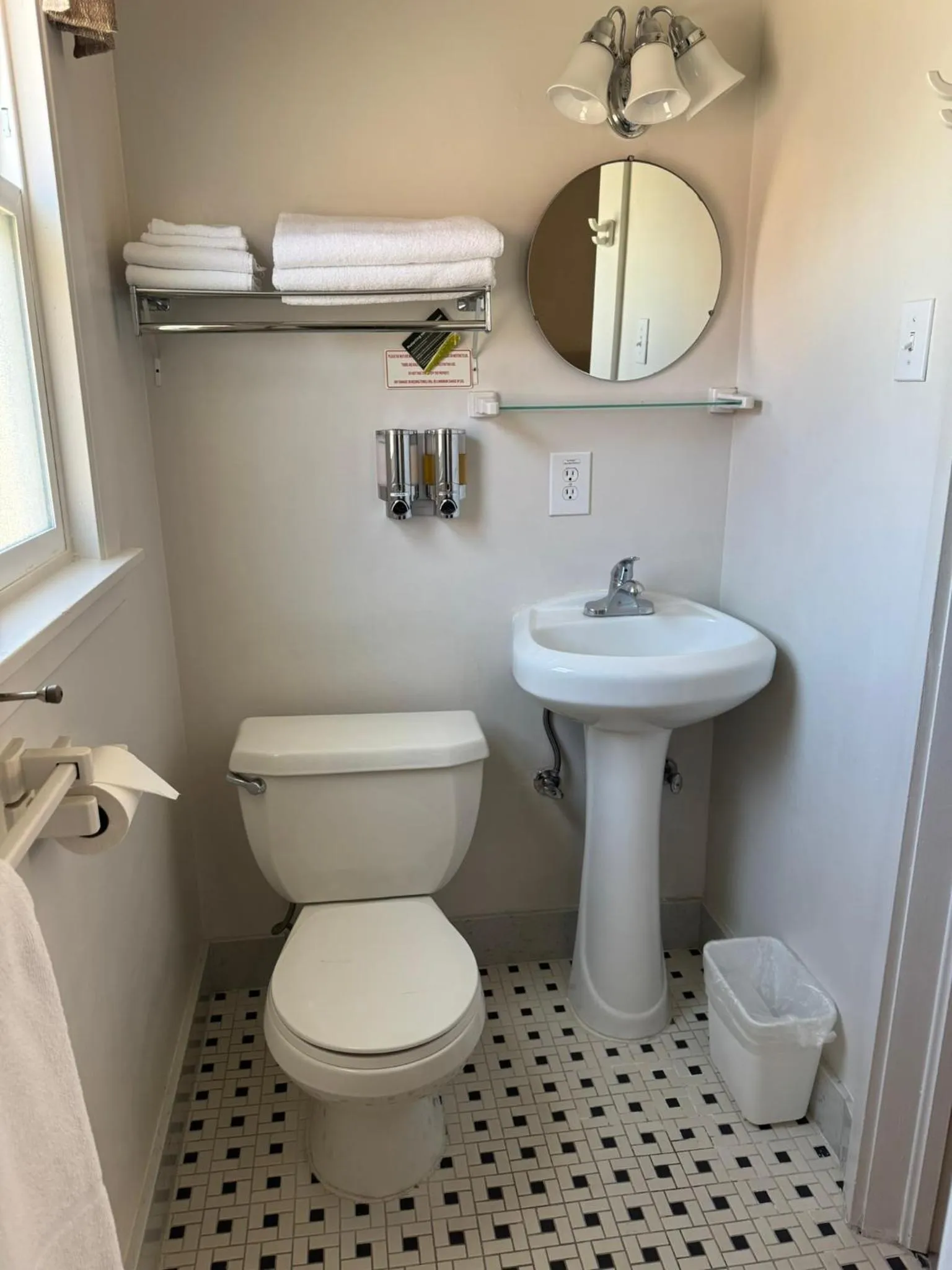 Toilet in Silver Maple Inn