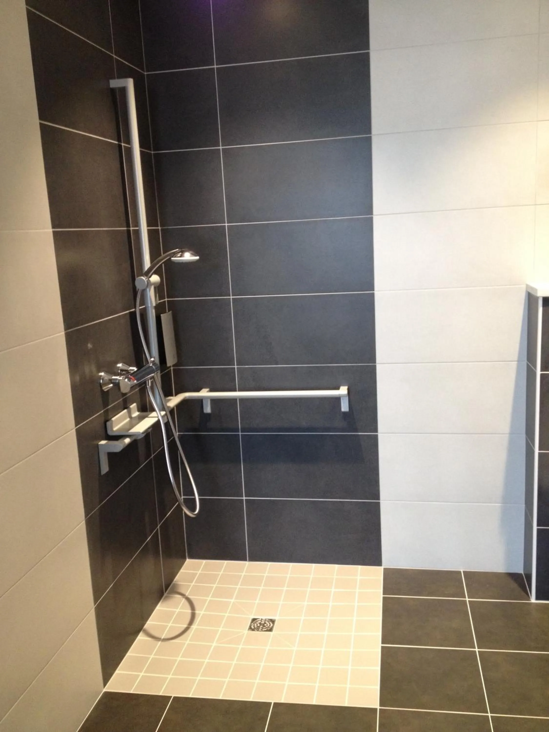 Shower in Cit'Hotel Du Port Rhu