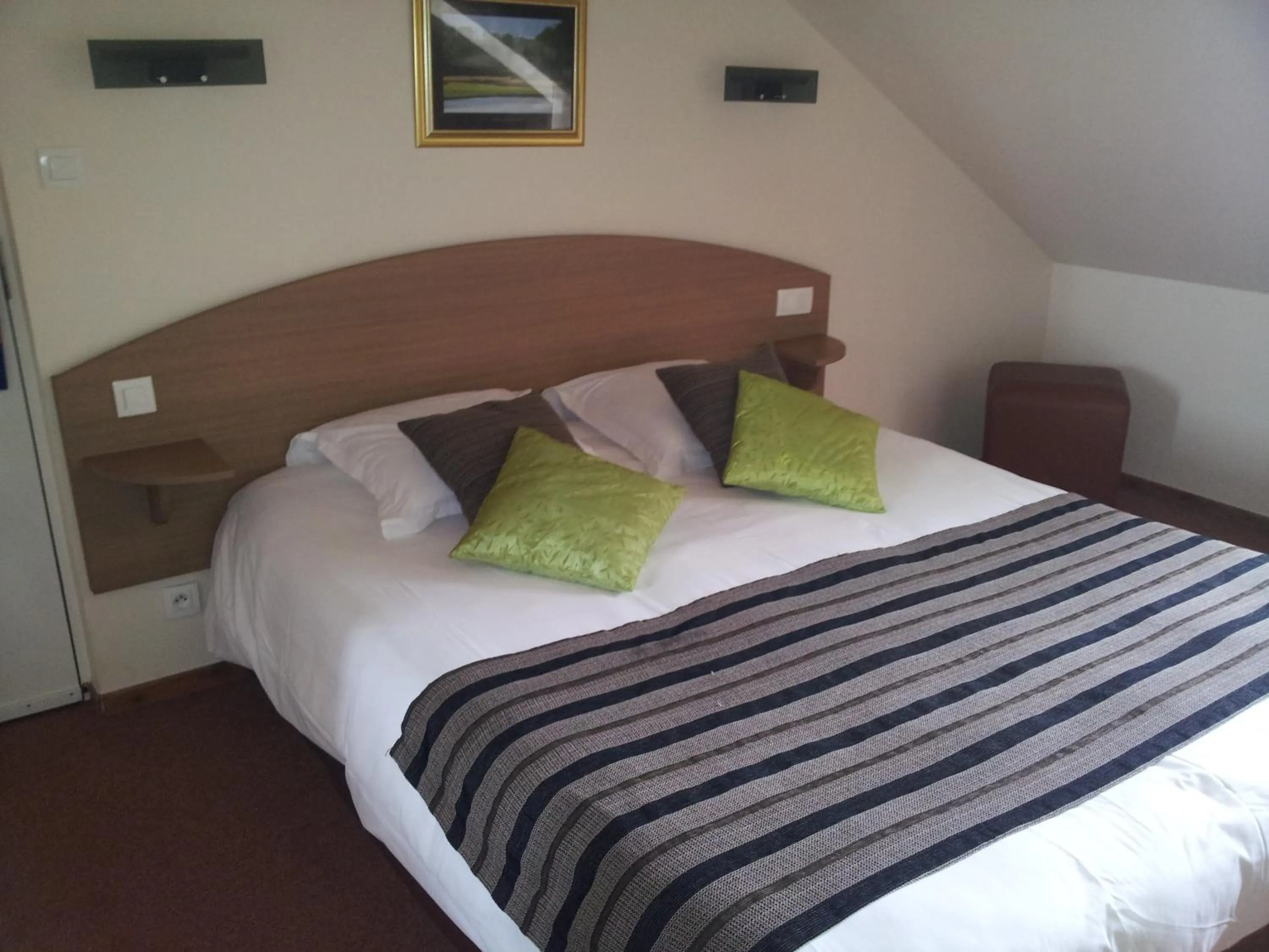 Bed in Cit'Hotel Du Port Rhu