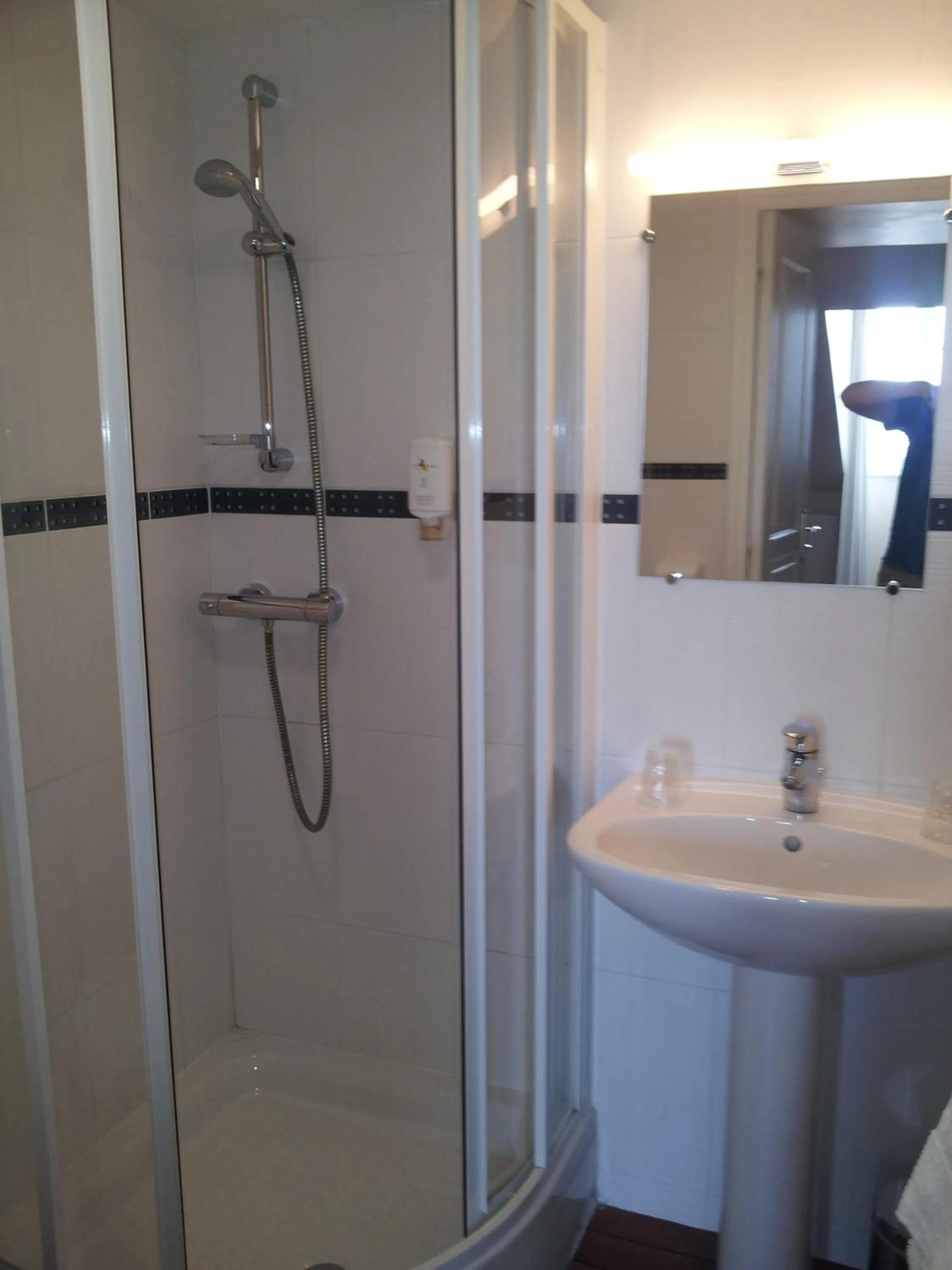 Bathroom in Cit'Hotel Du Port Rhu