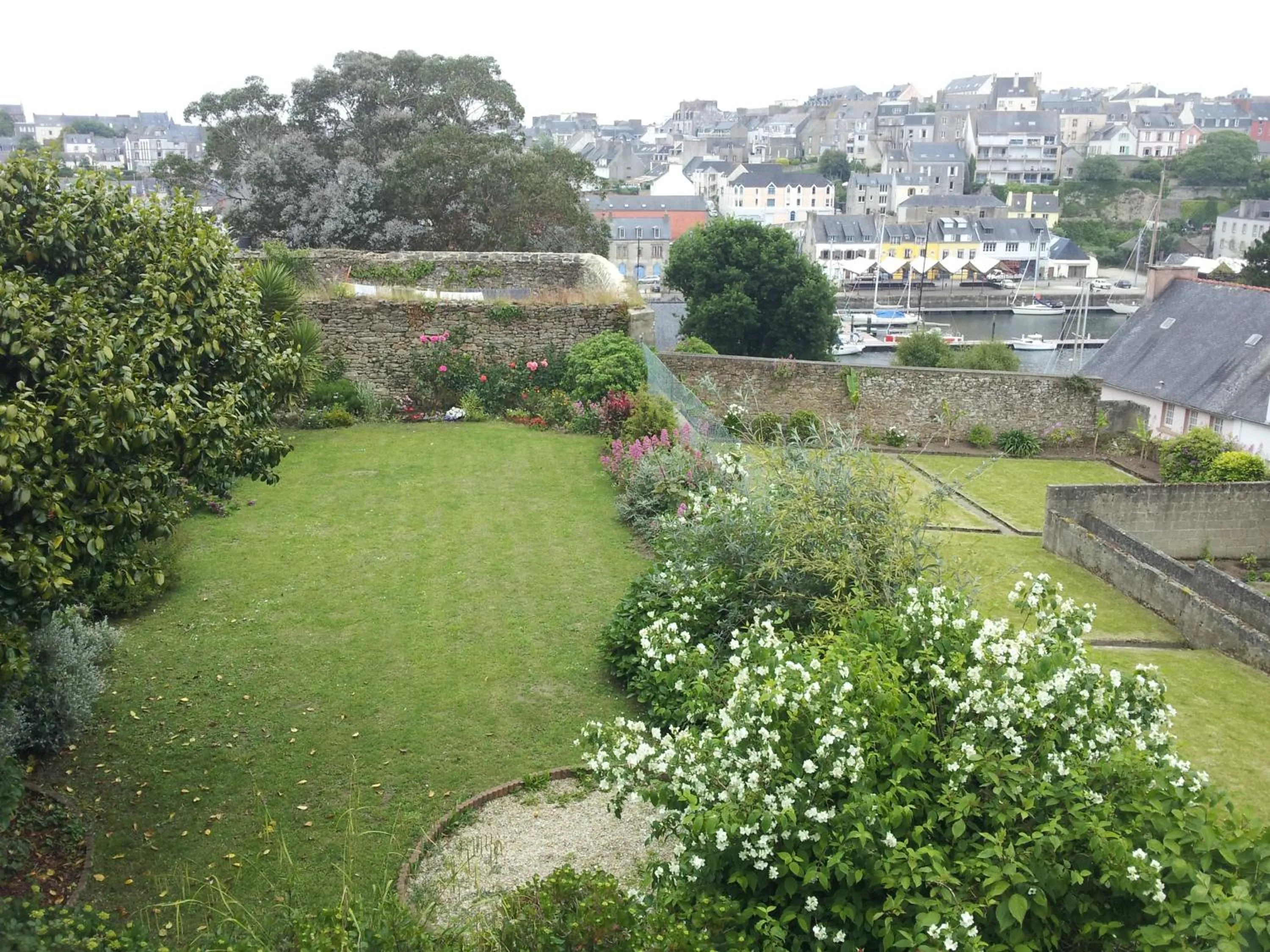Garden in Cit'Hotel Du Port Rhu