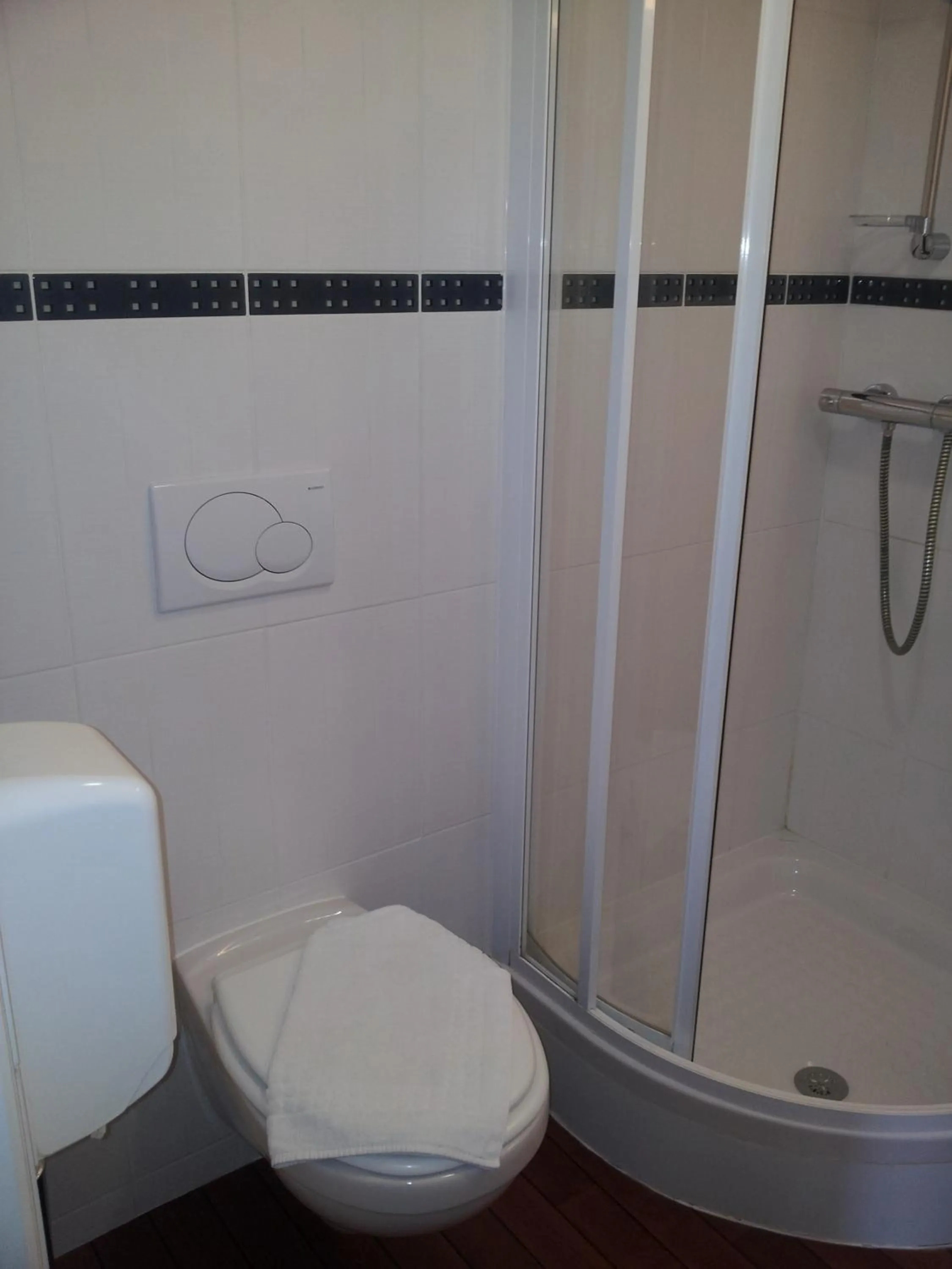 Bathroom in Cit'Hotel Du Port Rhu