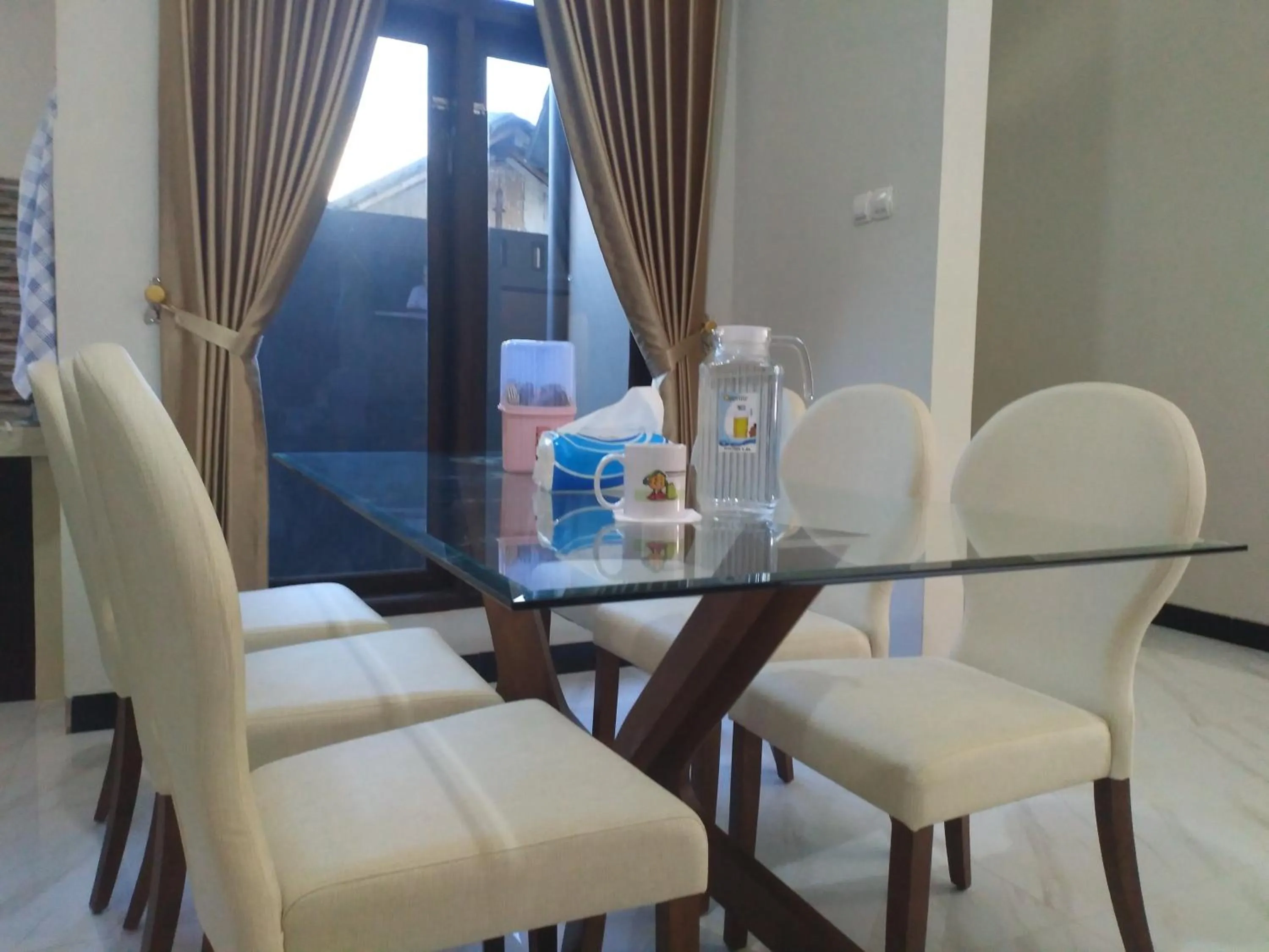 Dining area in Homestay Purbalingga Tengah Kota by Simply Homy