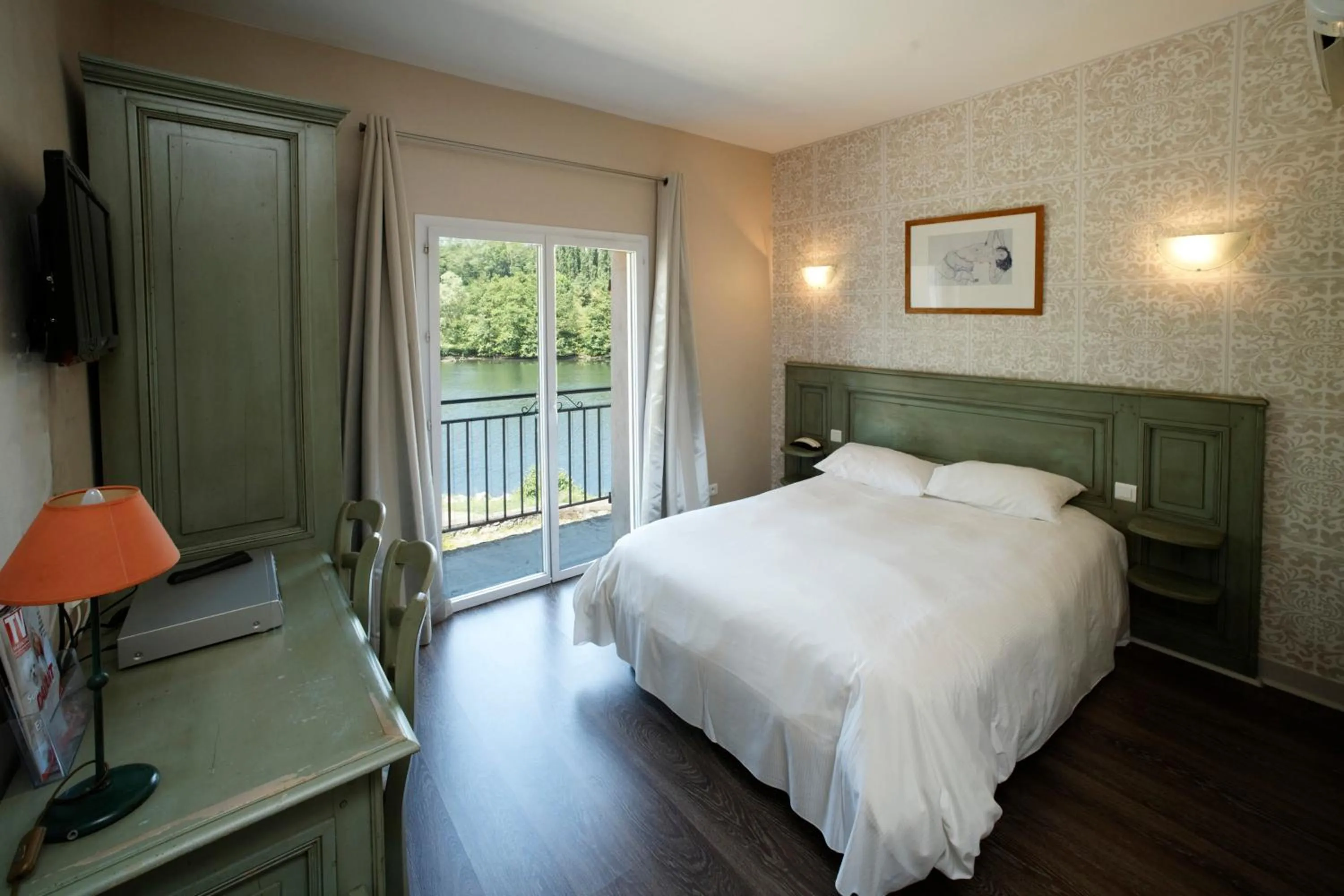Bed in Hotel du Lac Foix