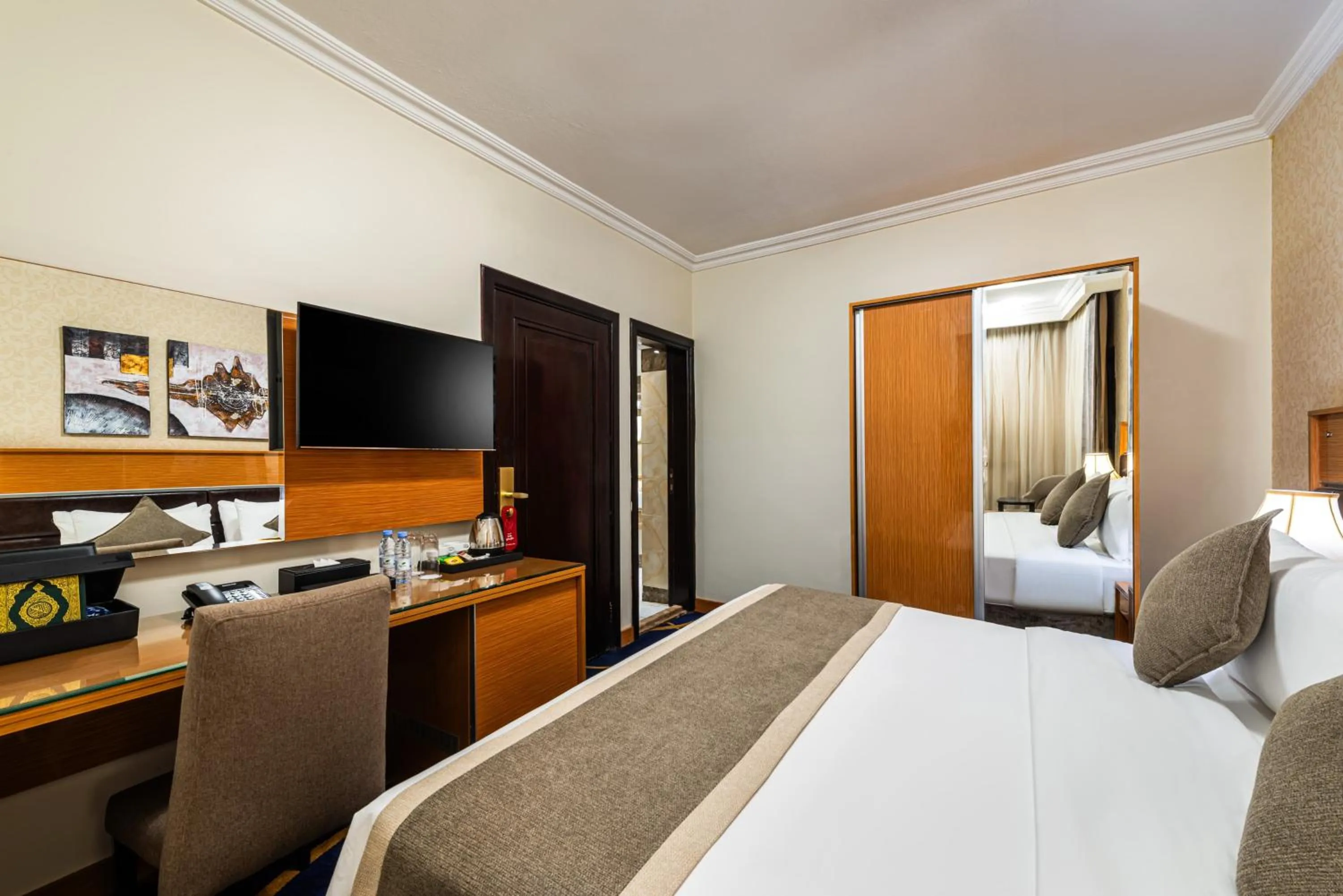 Bedroom, Bed in Golden Tulip Al Shakreen