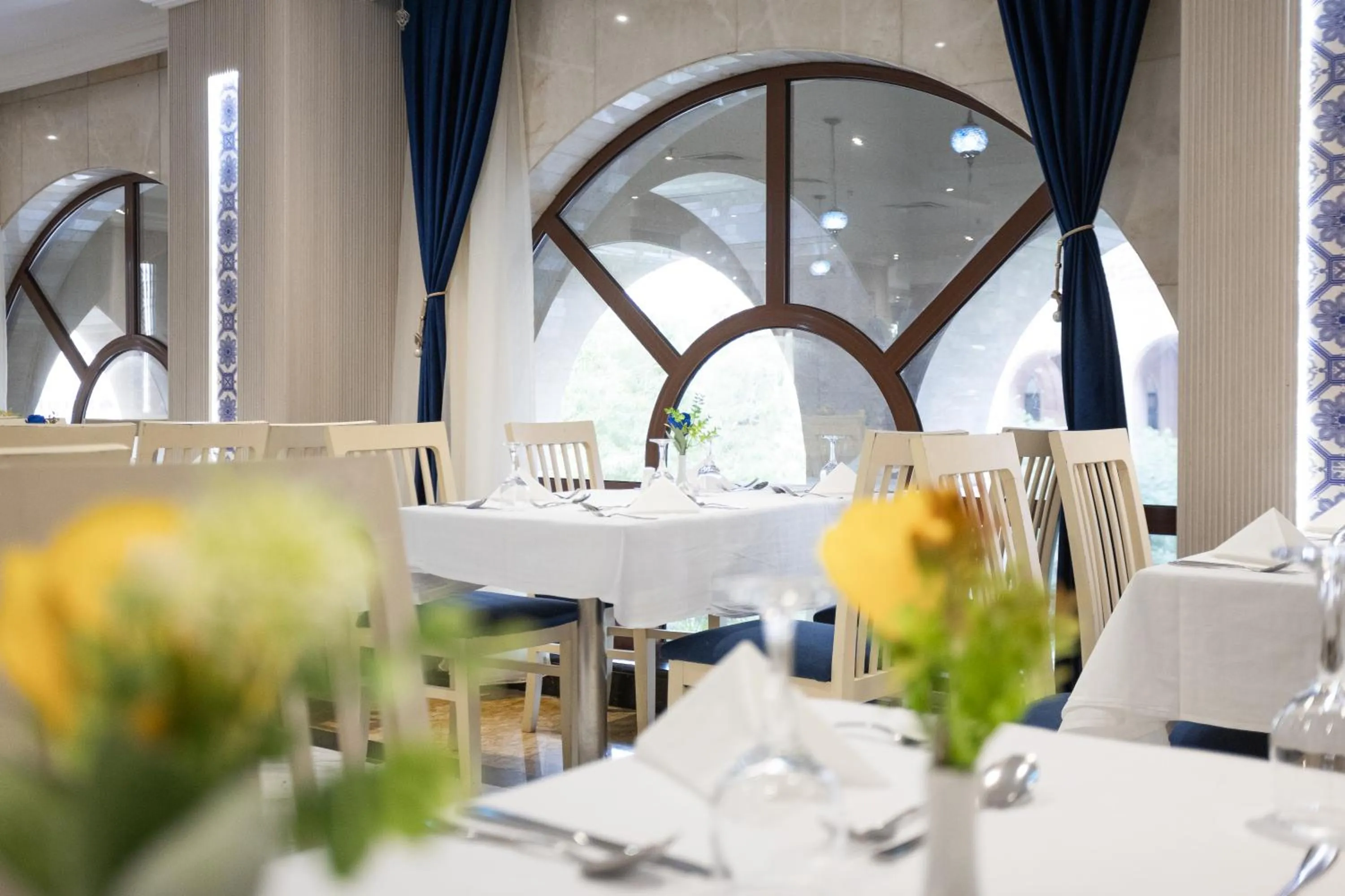 Restaurant/places to eat in Golden Tulip Al Shakreen