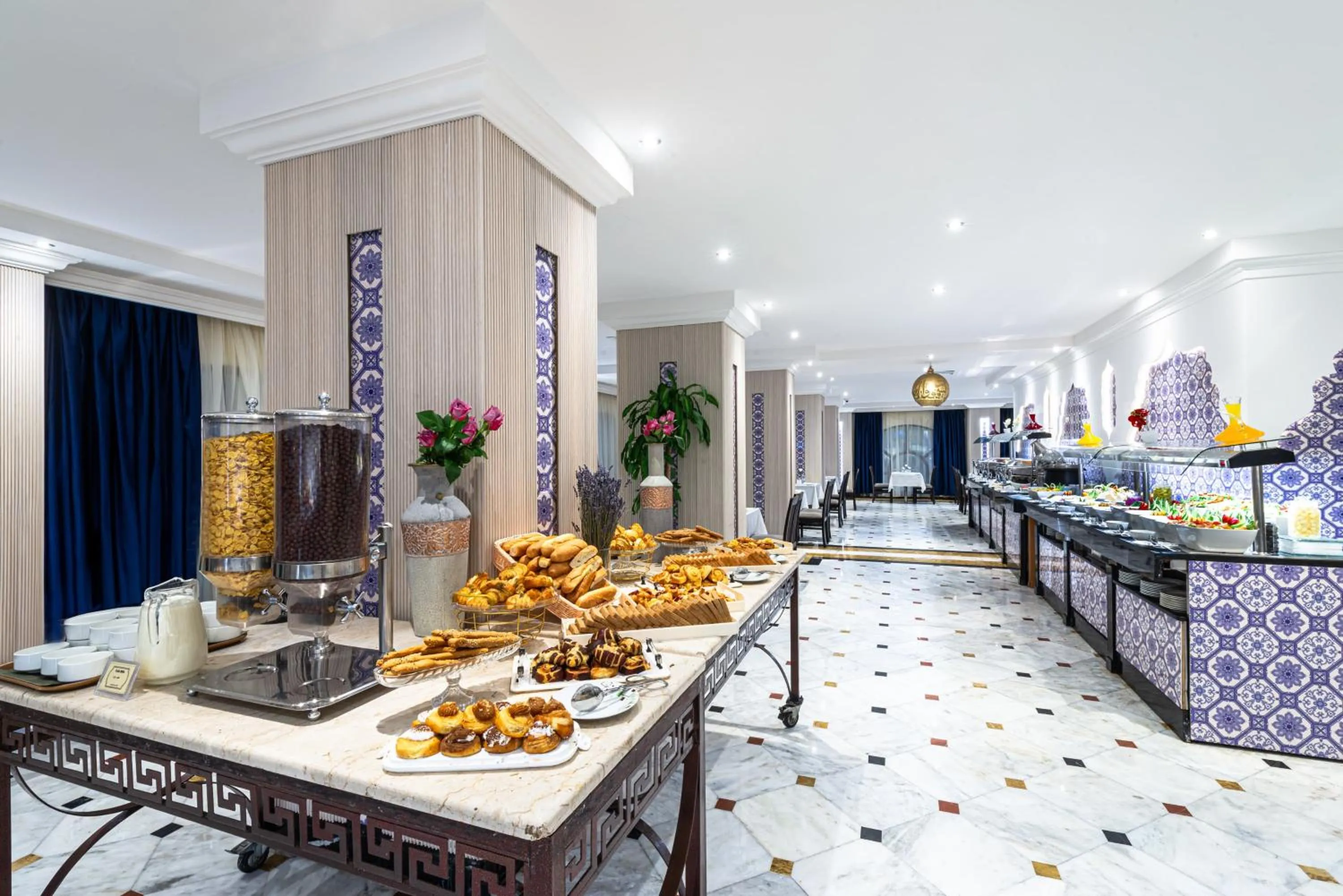 Breakfast in Golden Tulip Al Shakreen