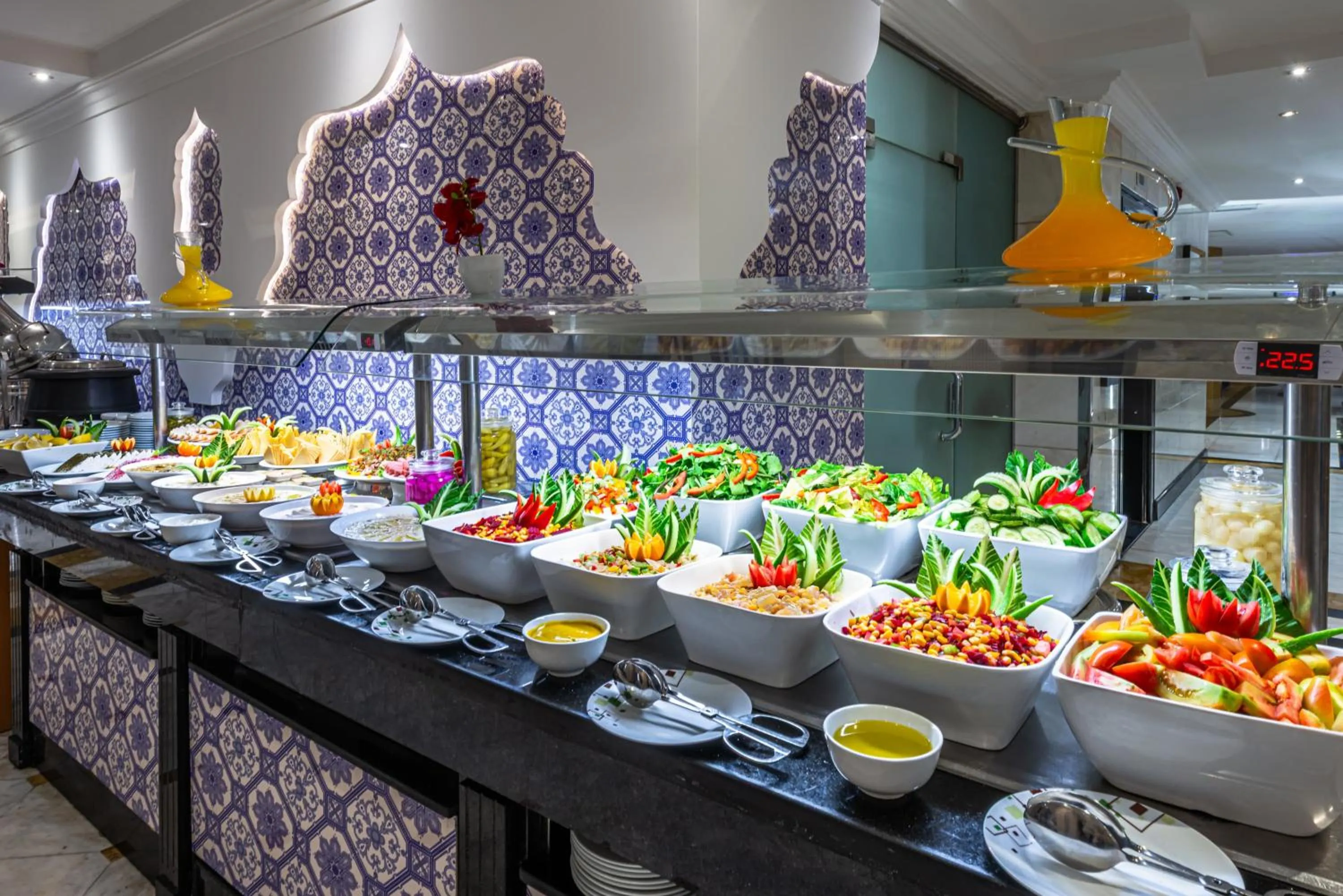 Restaurant/places to eat in Golden Tulip Al Shakreen