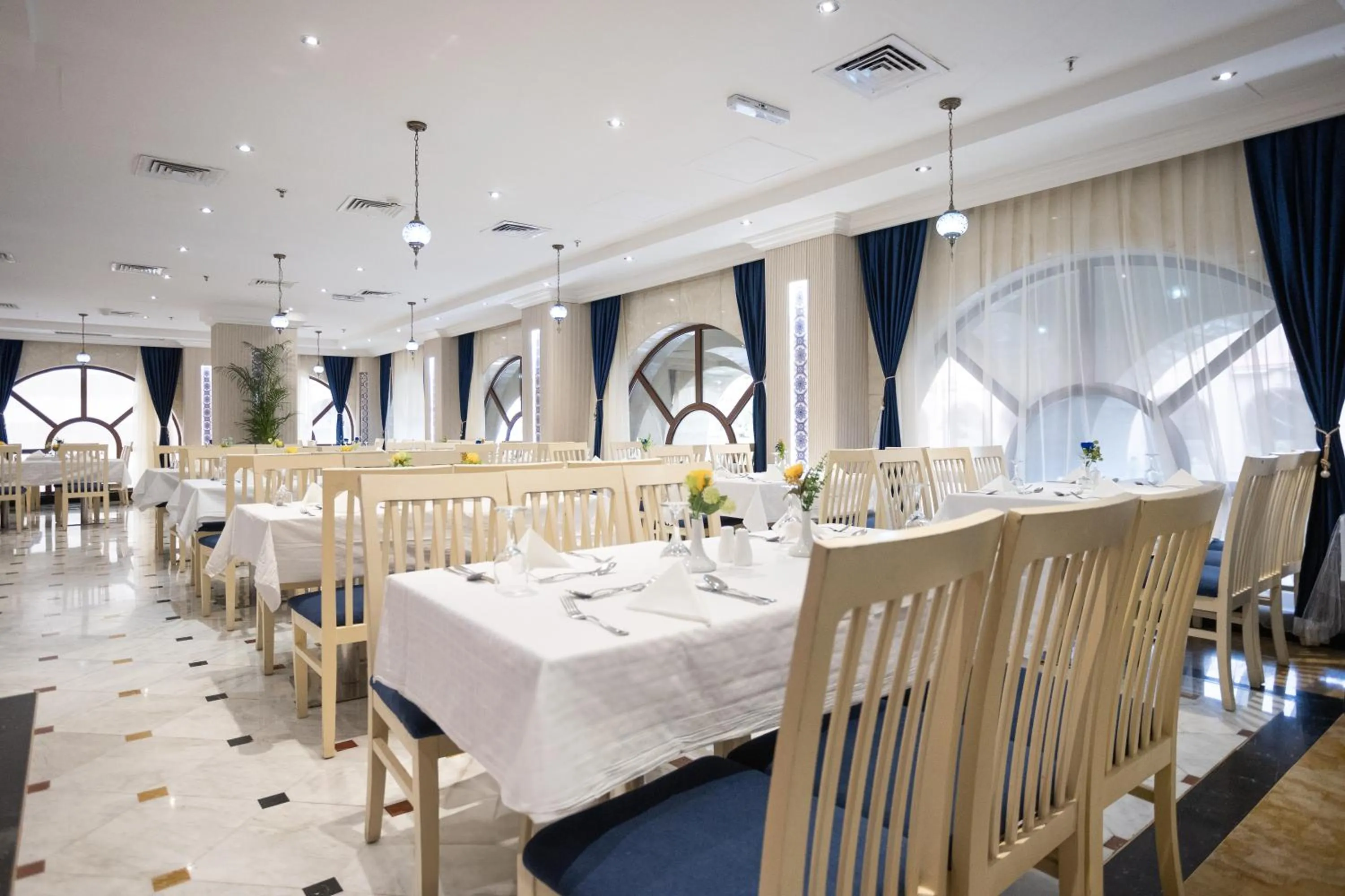 Restaurant/places to eat in Golden Tulip Al Shakreen