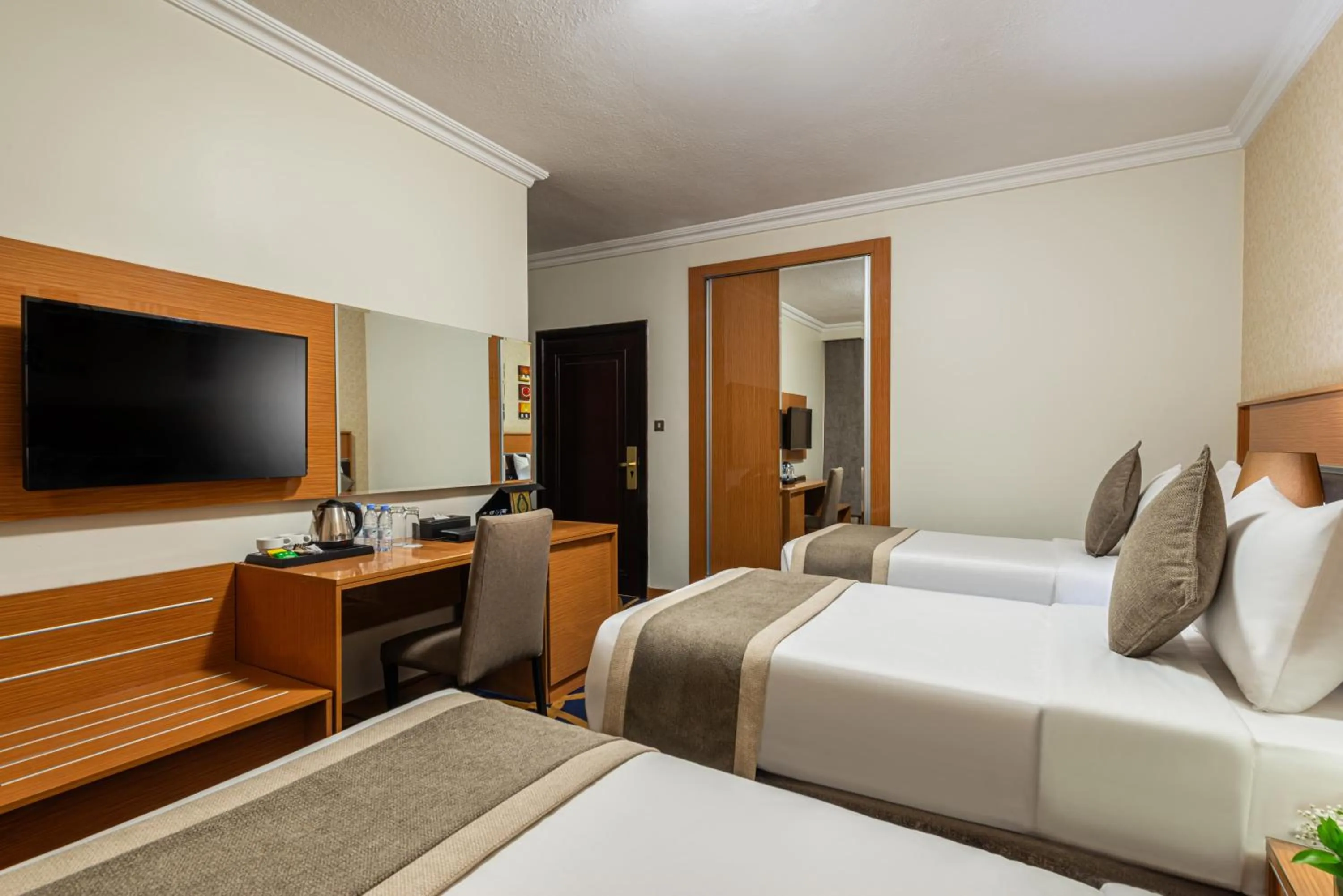 Bedroom, Bed in Golden Tulip Al Shakreen