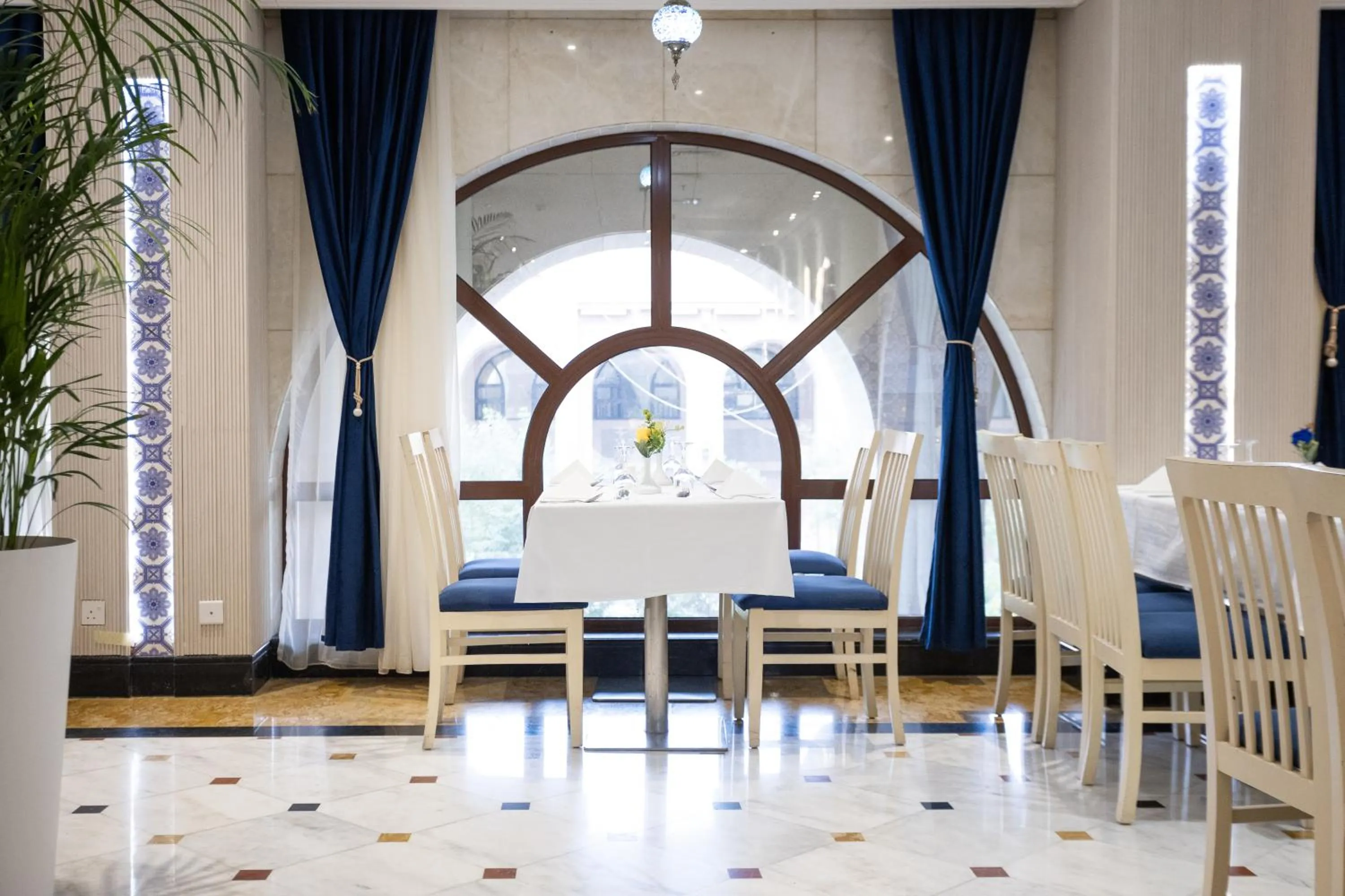 Dining area in Golden Tulip Al Shakreen