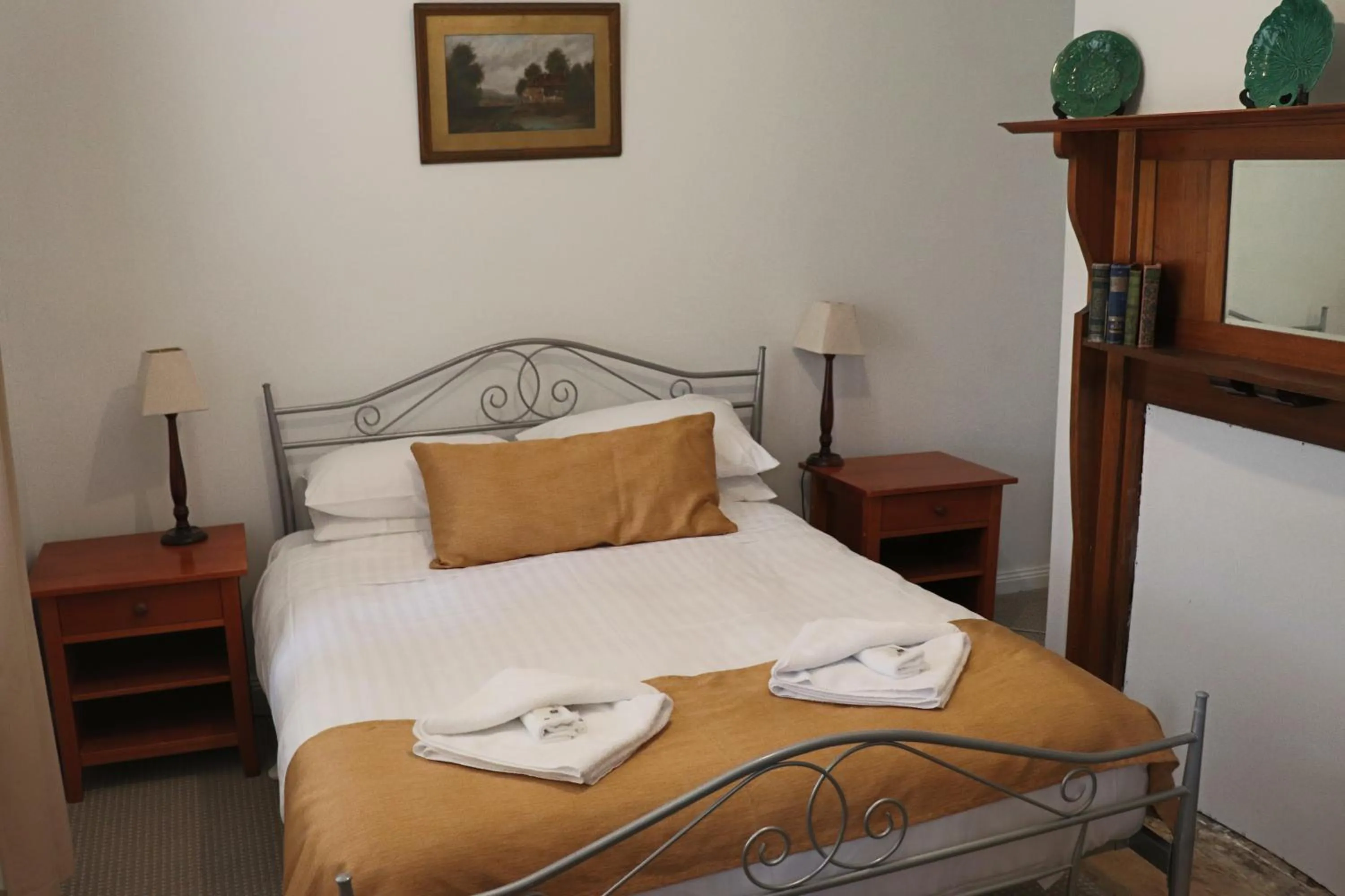 Bedroom, Bed in Robinson Cottage