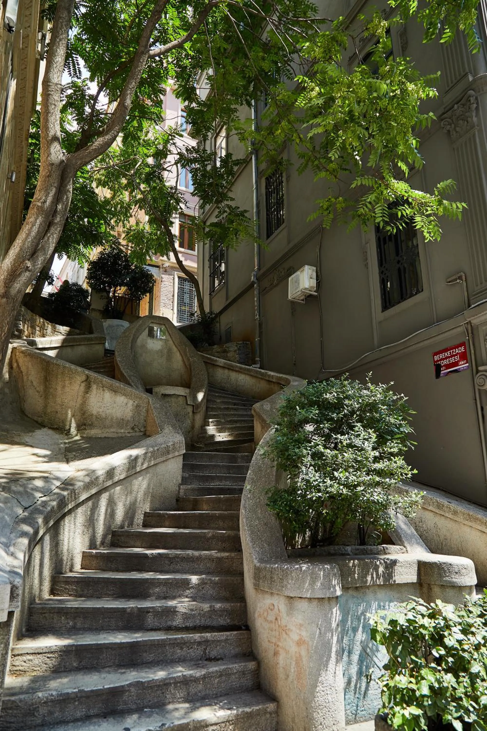 Facade/entrance in No 8 Galata