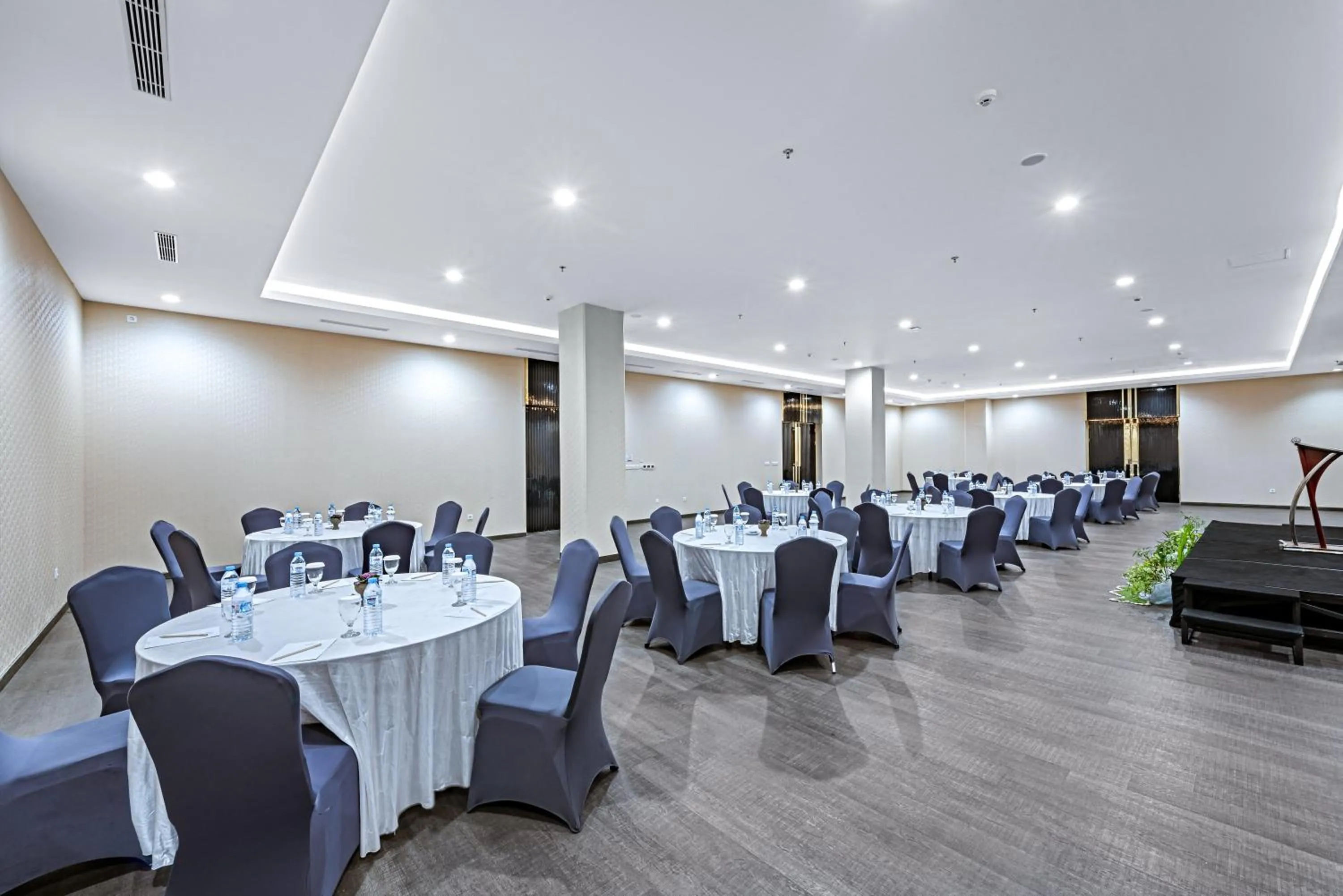 Banquet/Function facilities in Grand Whiz Megamas Manado