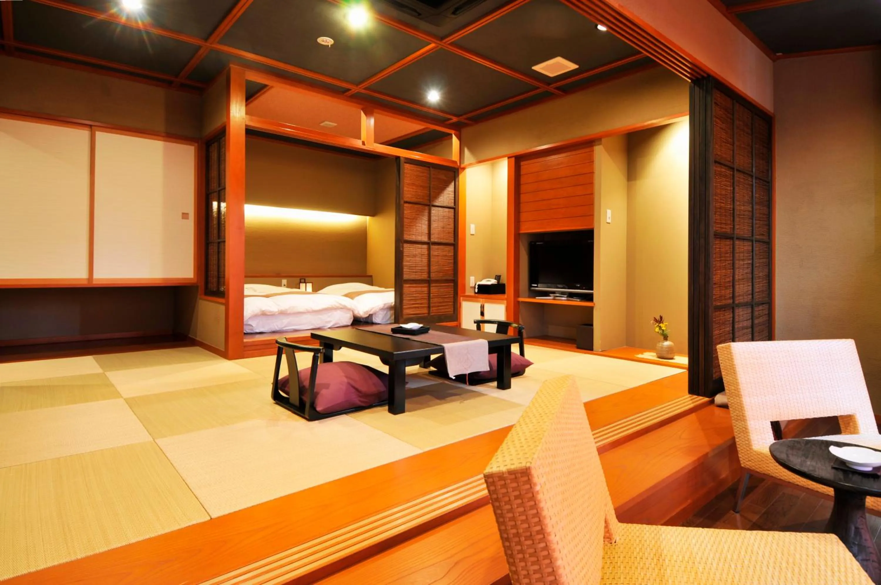 Photo of the whole room, Bed in Rakuyu