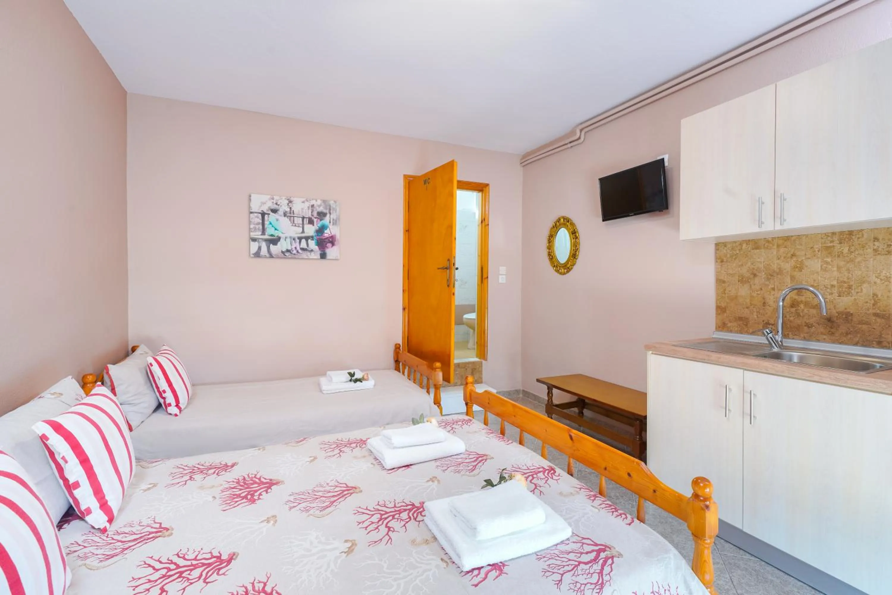 Photo of the whole room, Bed in Athanasia Rooms