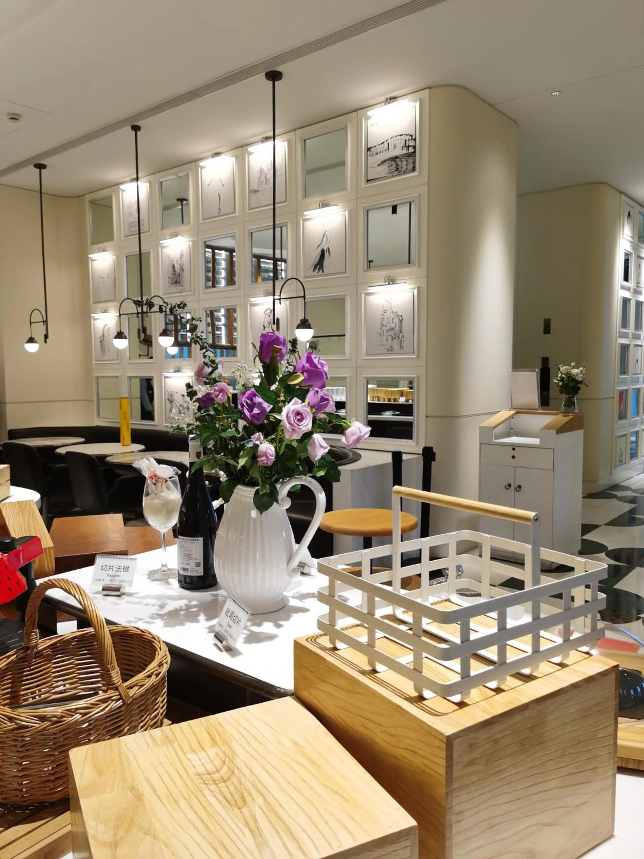 Restaurant/places to eat in Mercure Shanghai Hongqiao Central