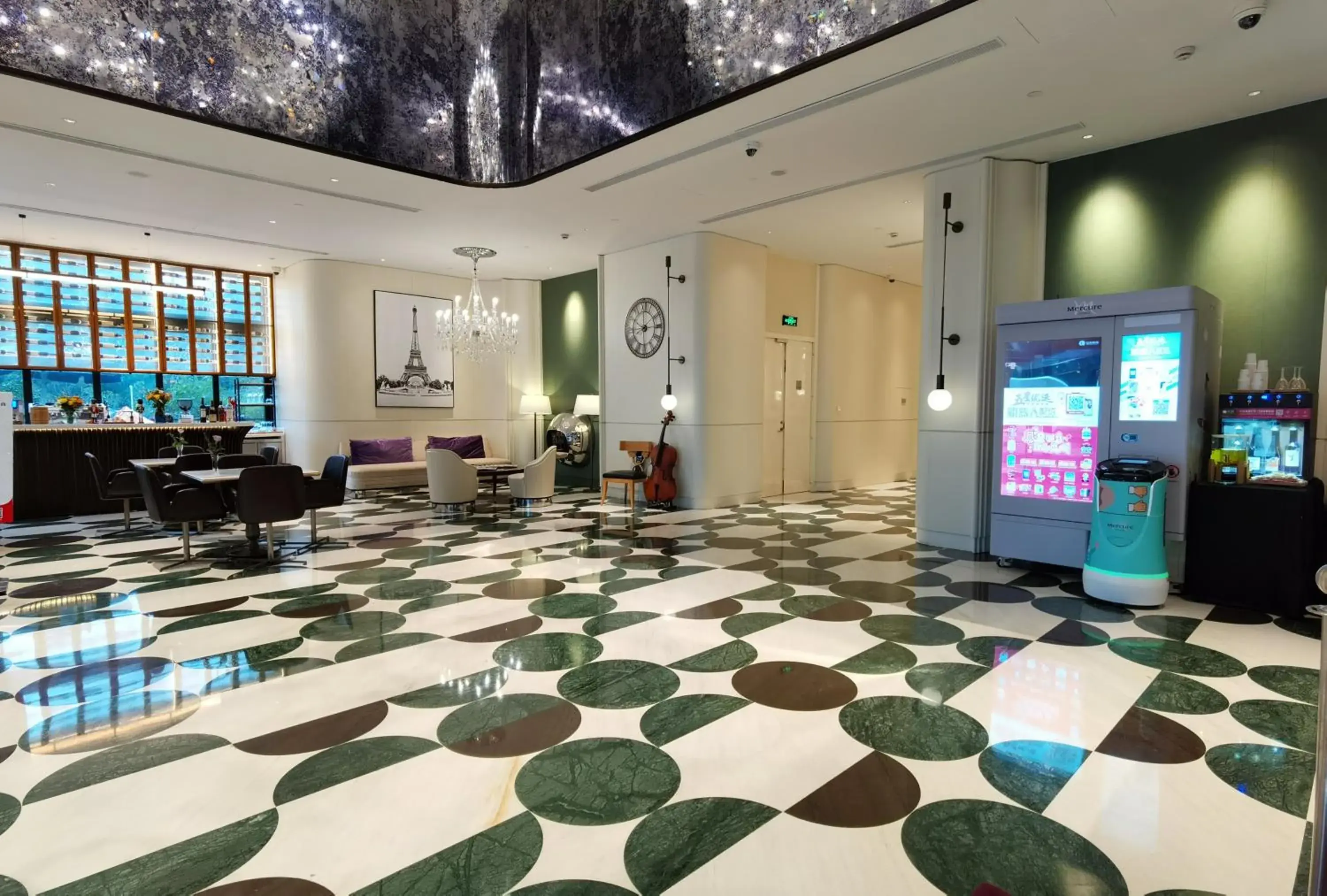 Lounge or bar in Mercure Shanghai Hongqiao Central Lounge or bar in Mercure Shanghai Hongqiao Central