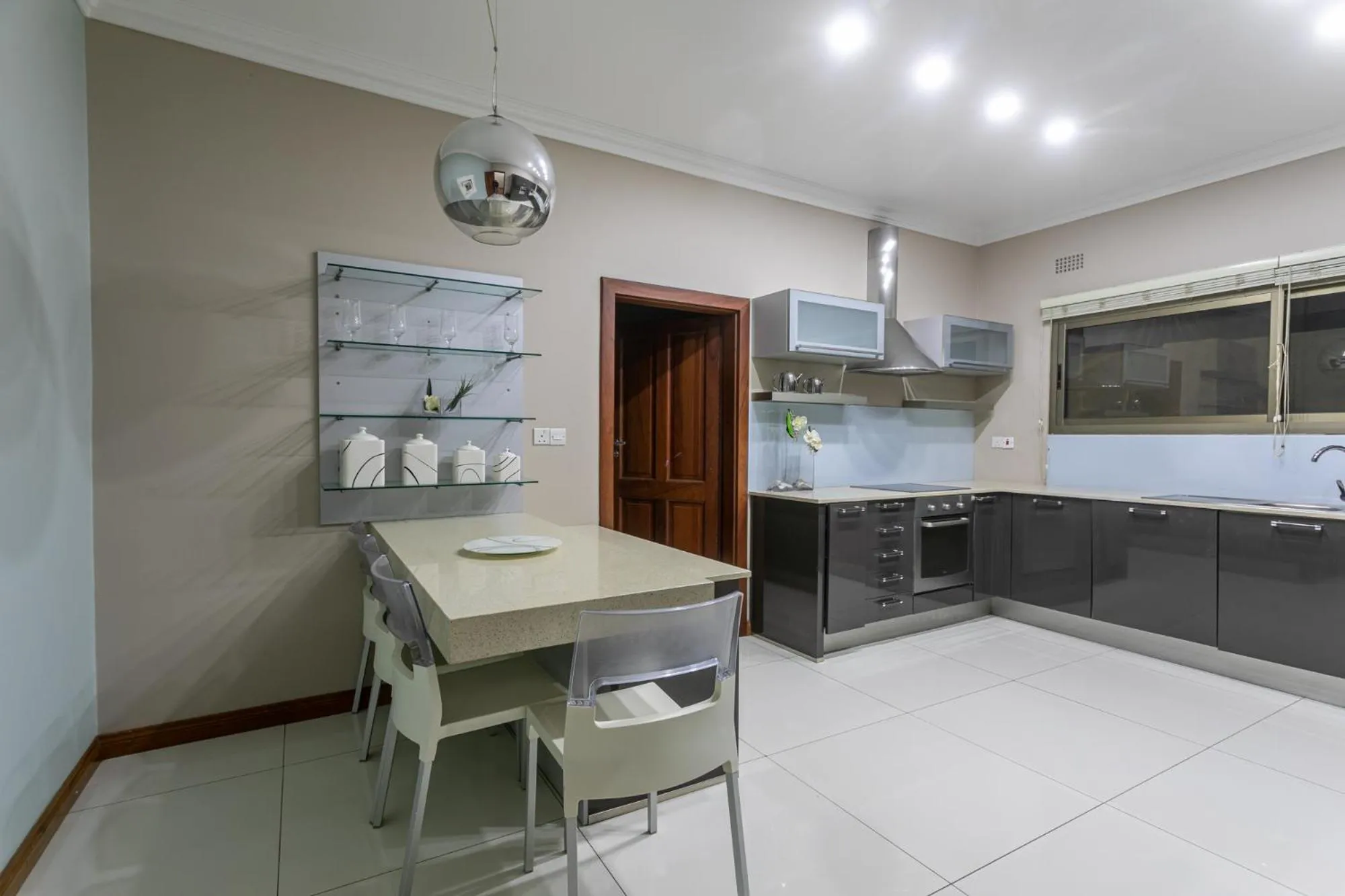 Kitchen or kitchenette in Fallsway Villas
