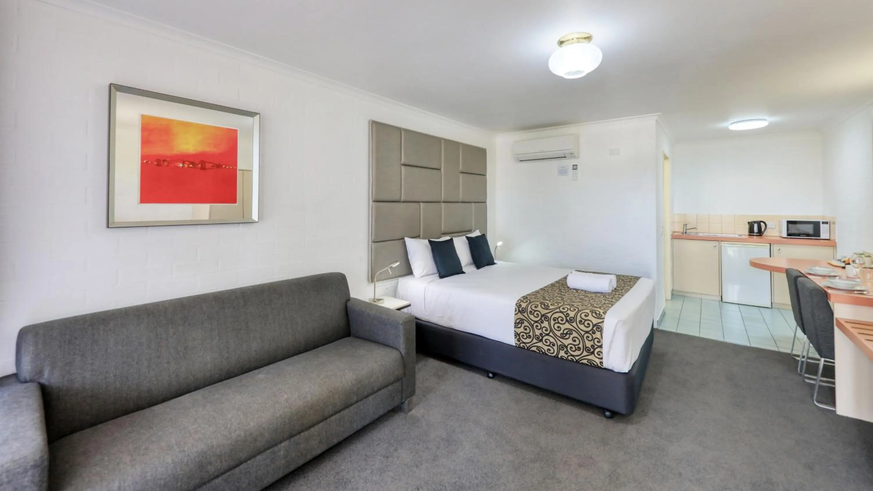 Living room, Bed in City Reach Motel