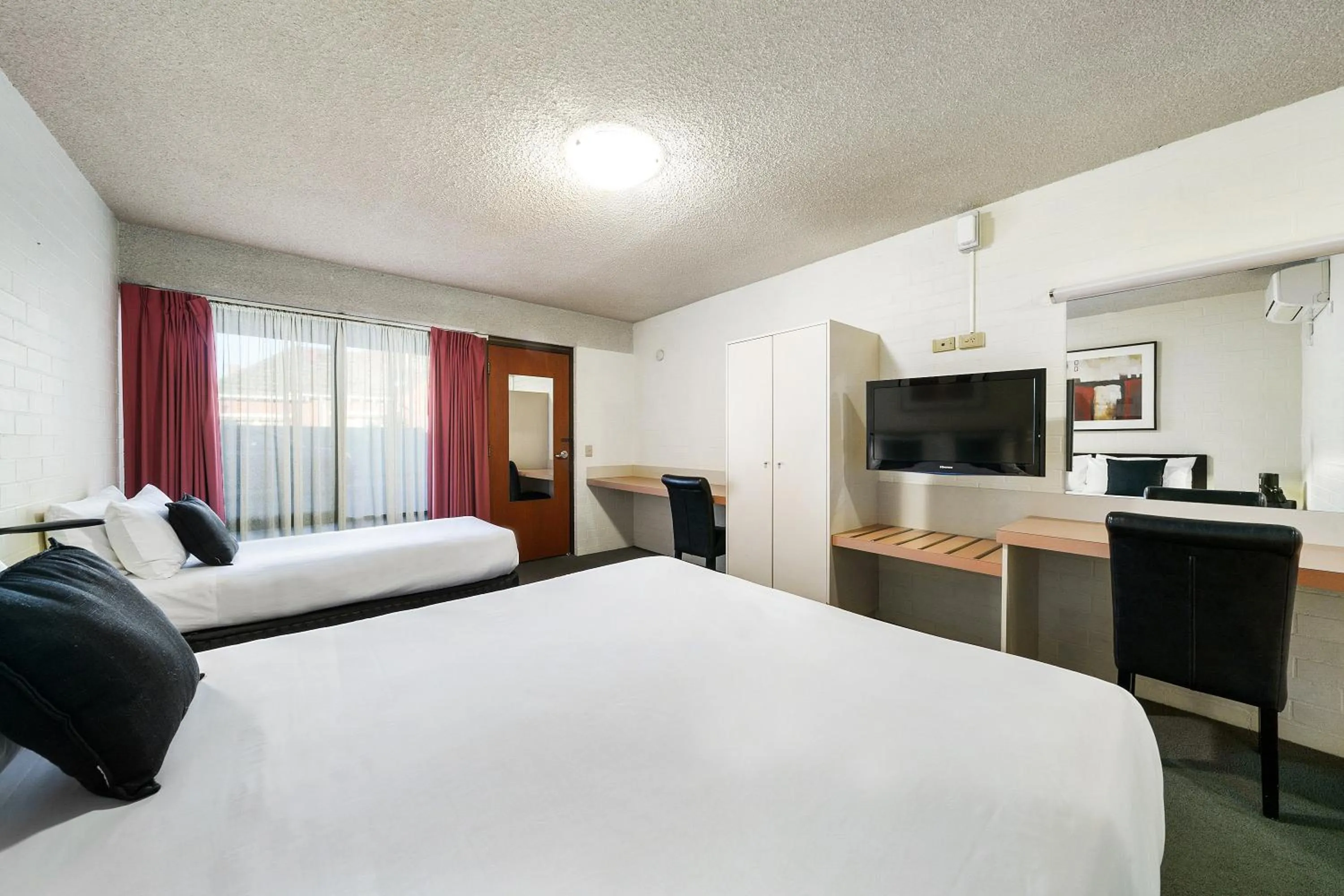 Photo of the whole room, Bed in City Reach Motel