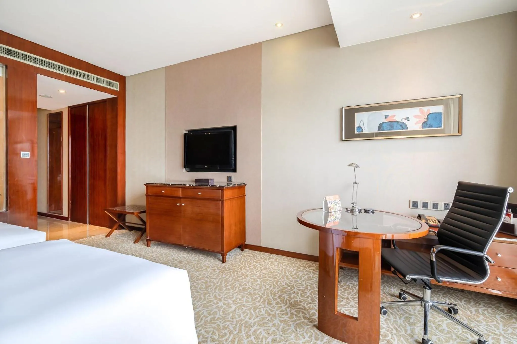 Photo of the whole room, Bed in Crowne Plaza Zhenjiang by IHG