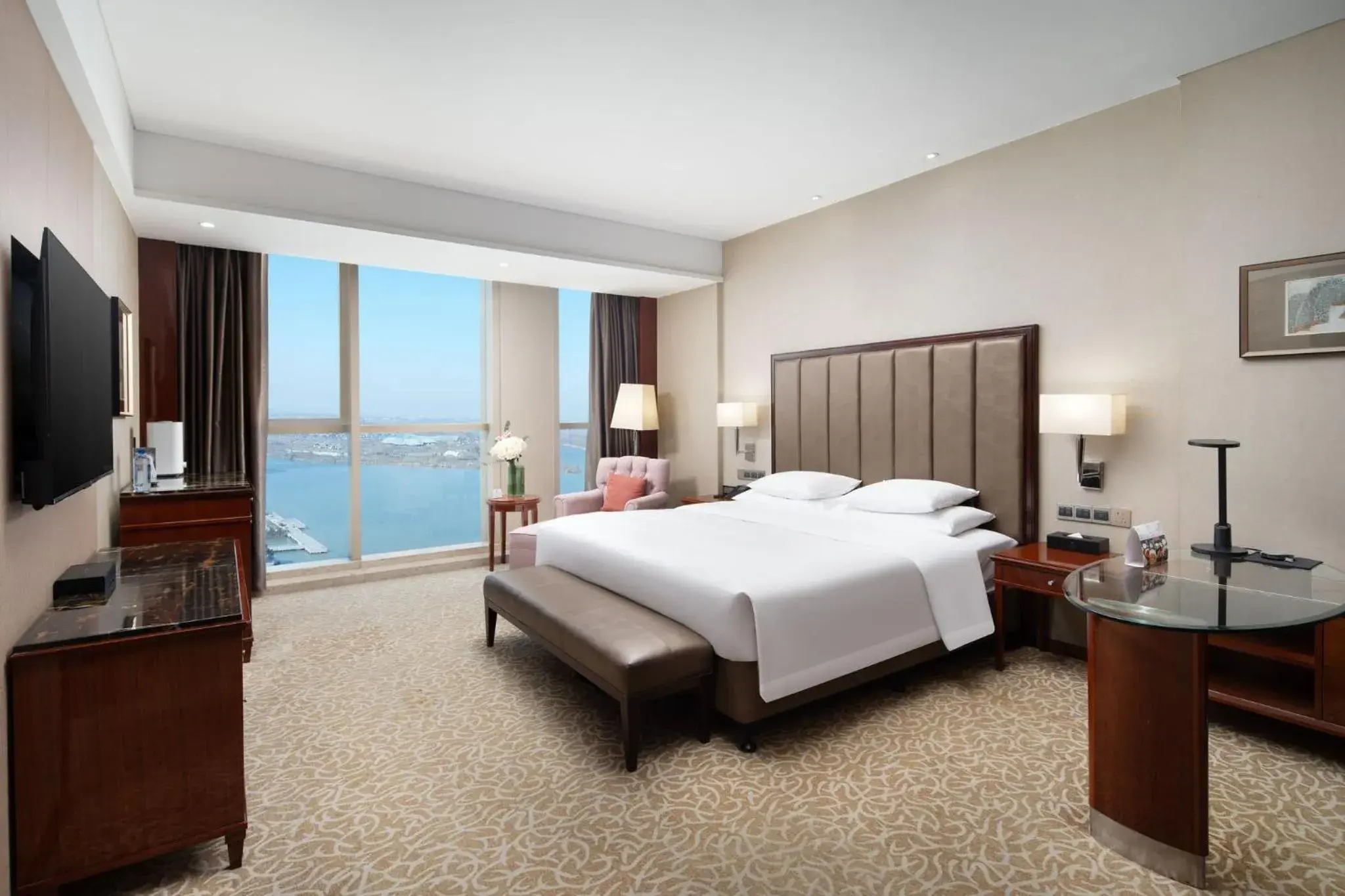 1 King Premium River view Lounge Access in Crowne Plaza Zhenjiang by IHG 1 King Premium River view Lounge Access in Crowne Plaza Zhenjiang by IHG