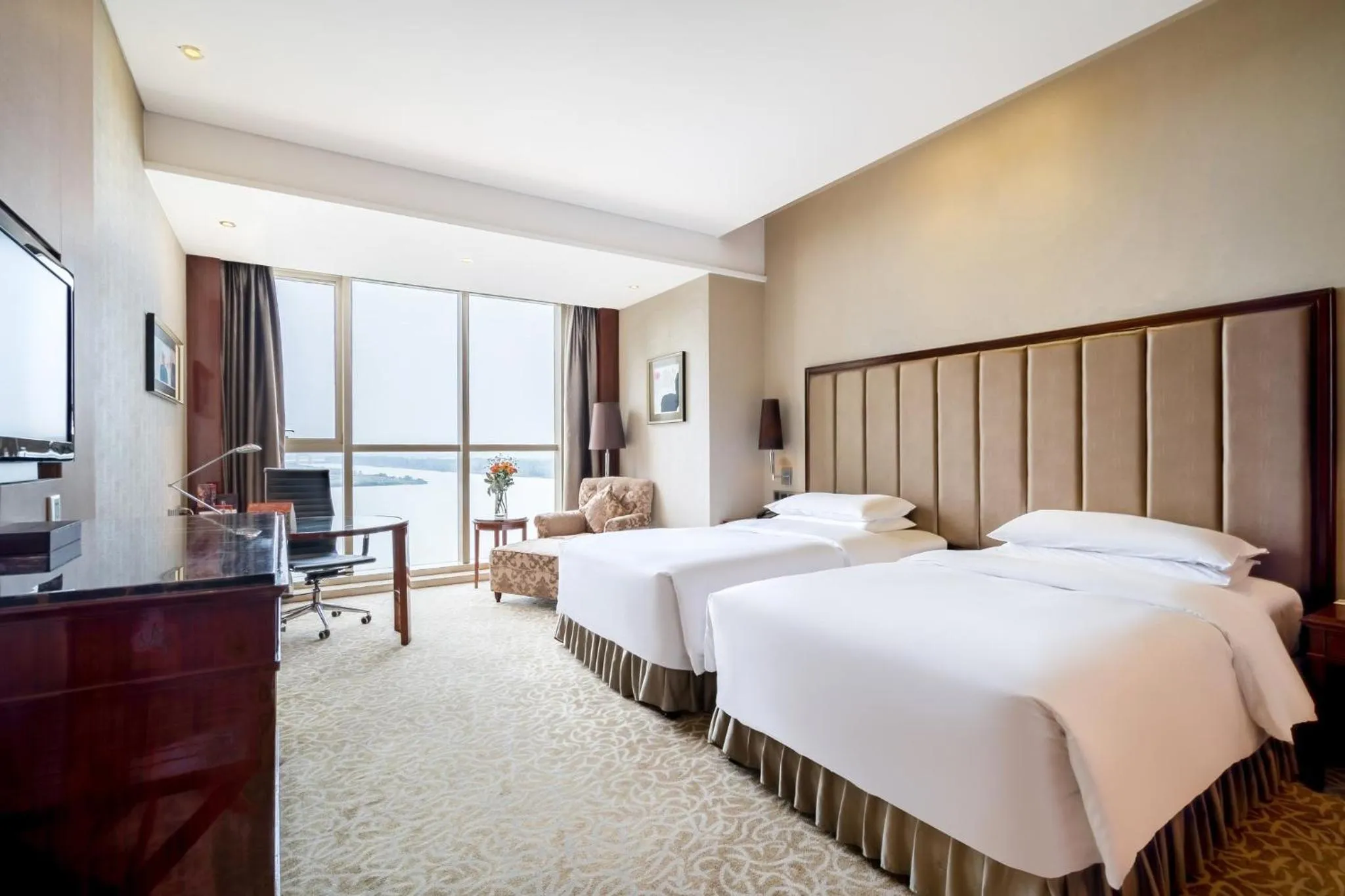 Photo of the whole room, Bed in Crowne Plaza Zhenjiang by IHG