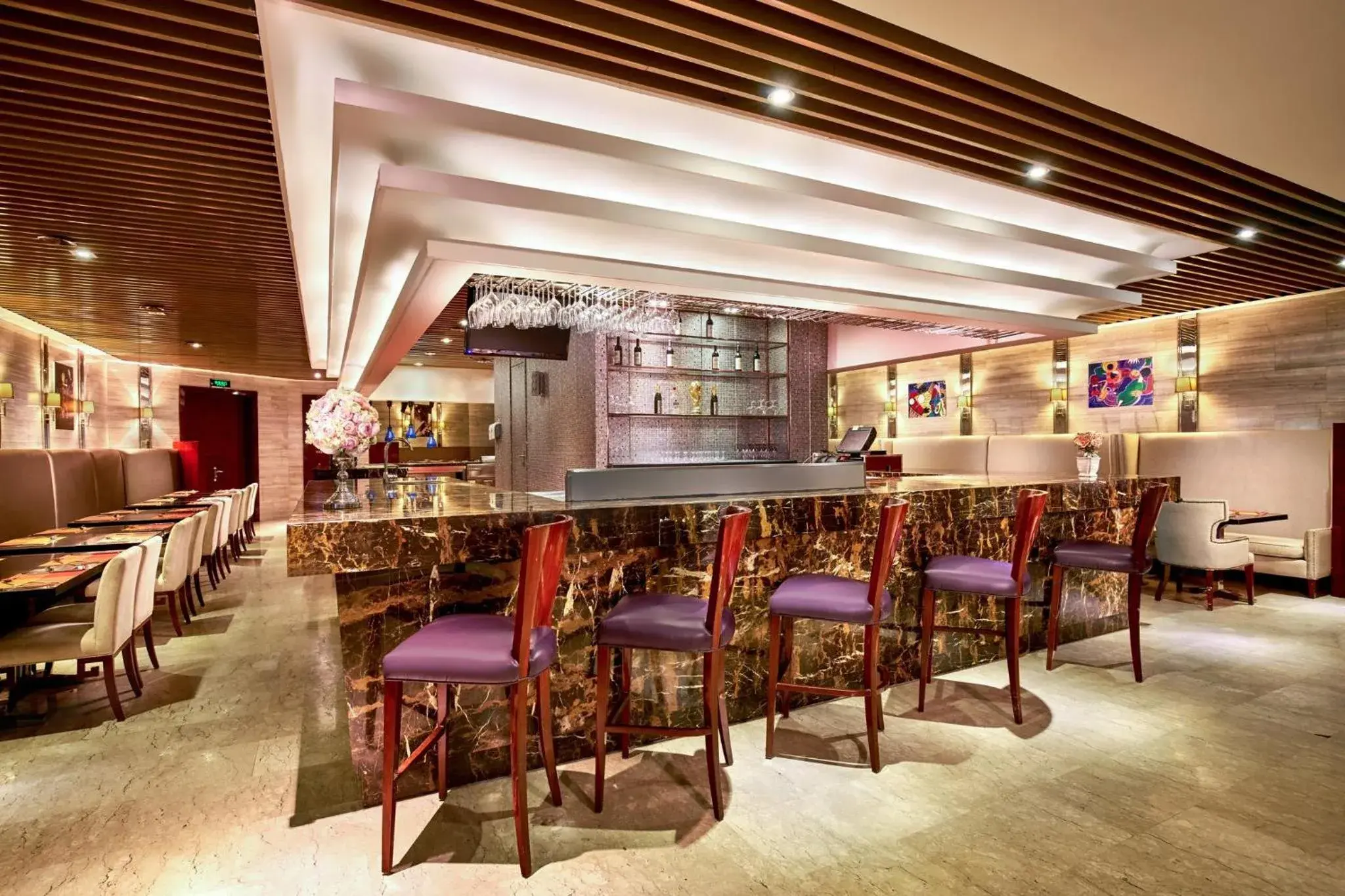 Lounge or bar in Crowne Plaza Zhenjiang by IHG Lounge or bar in Crowne Plaza Zhenjiang by IHG