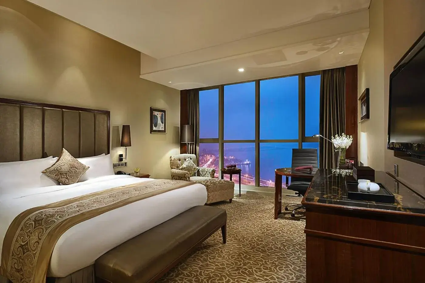 Photo of the whole room, Bed in Crowne Plaza Zhenjiang by IHG Photo of the whole room, Bed in Crowne Plaza Zhenjiang by IHG