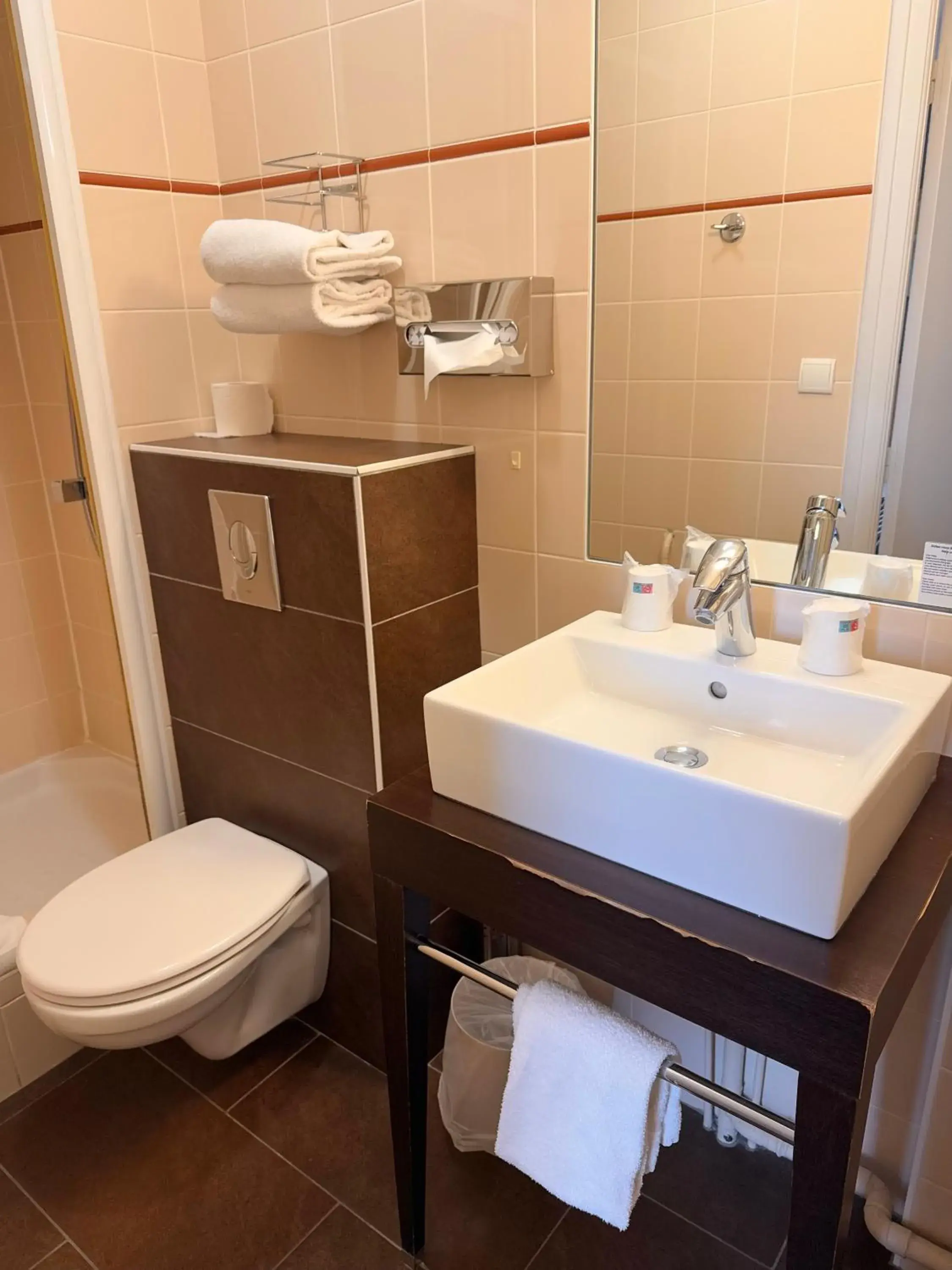 Bathroom in Kyriad Hotel Dijon Gare Bathroom in Kyriad Hotel Dijon Gare