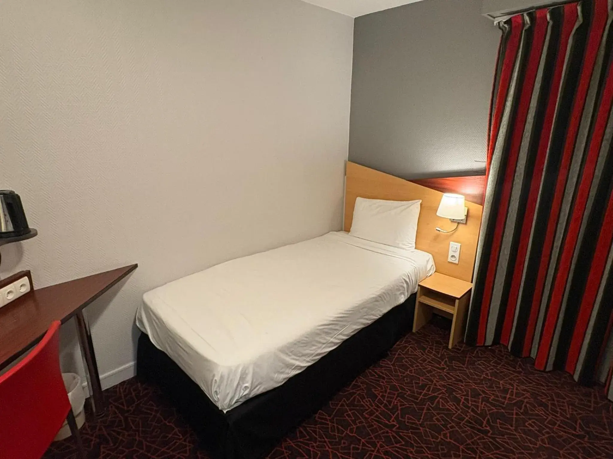 Bedroom, Bed in Kyriad Hotel Dijon Gare Bedroom, Bed in Kyriad Hotel Dijon Gare