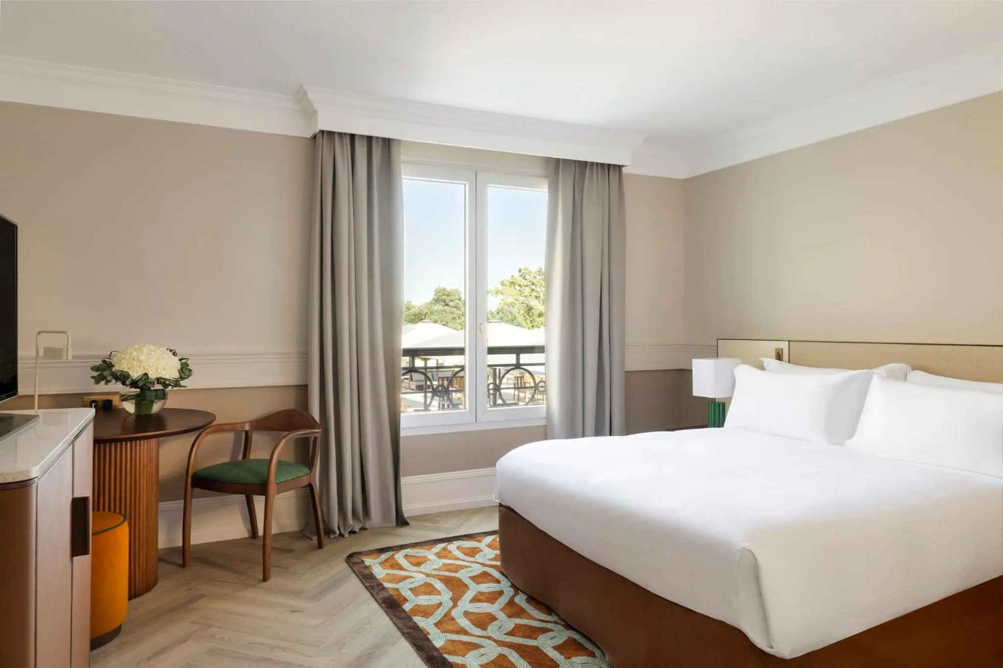 Photo of the whole room, Bed in InterContinental Hotels Chantilly Chateau Mont Royal by IHG