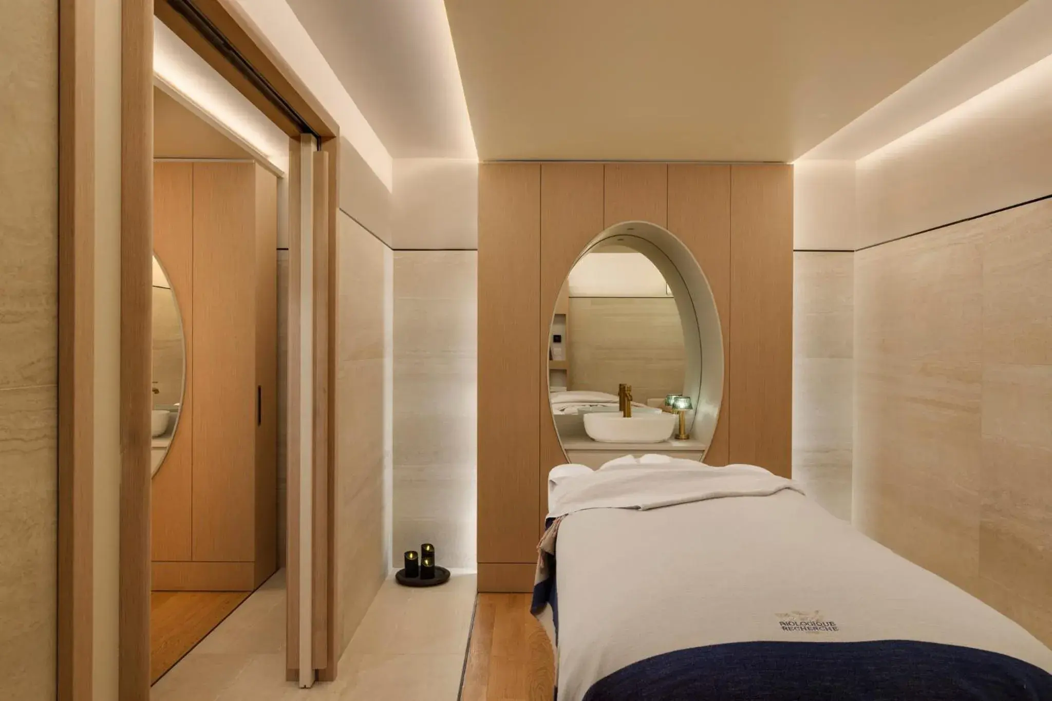 Spa and wellness centre/facilities, Bed in InterContinental Hotels Chantilly Chateau Mont Royal by IHG Spa and wellness centre/facilities, Bed in InterContinental Hotels Chantilly Chateau Mont Royal by IHG