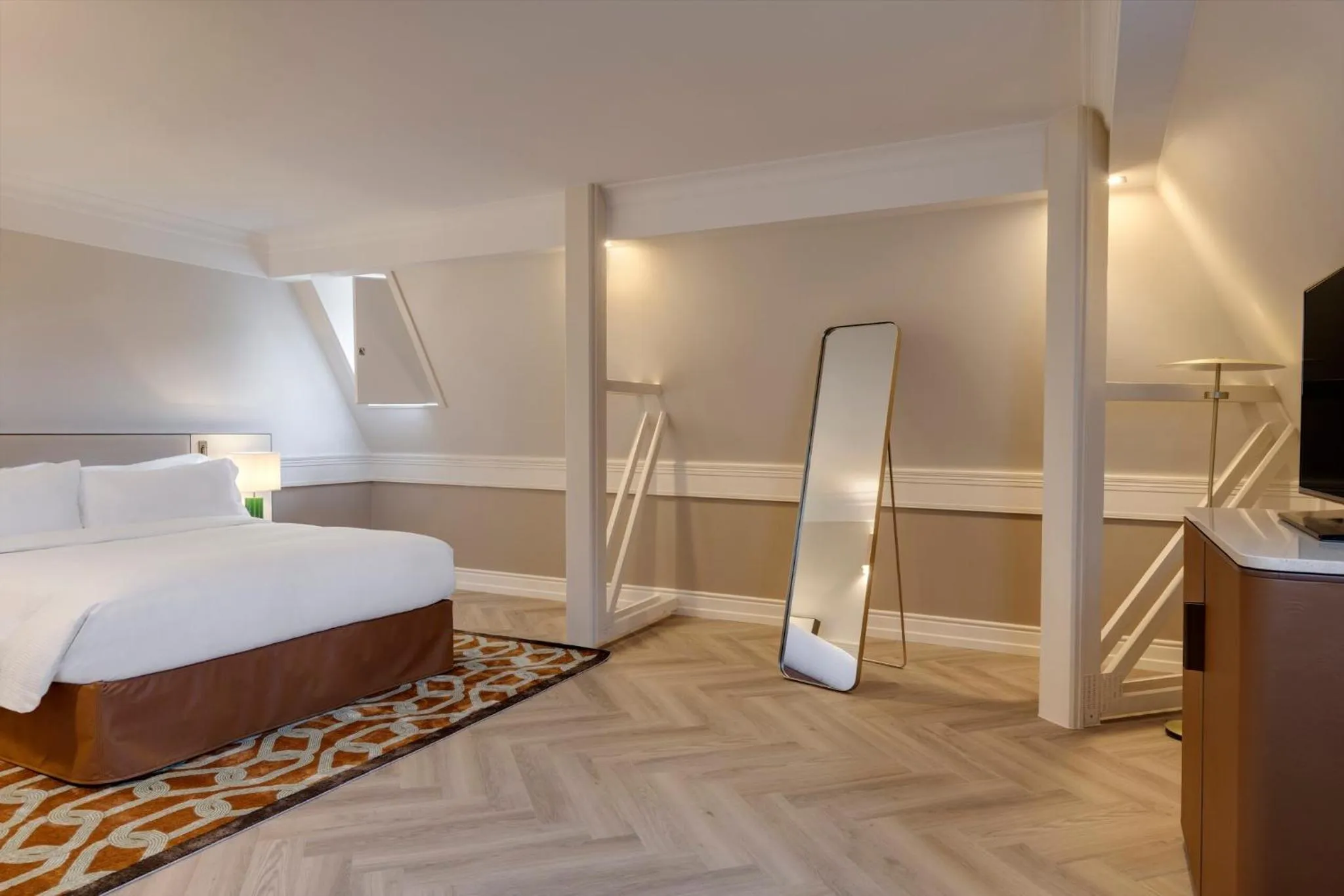 Photo of the whole room, Bed in InterContinental Hotels Chantilly Chateau Mont Royal by IHG