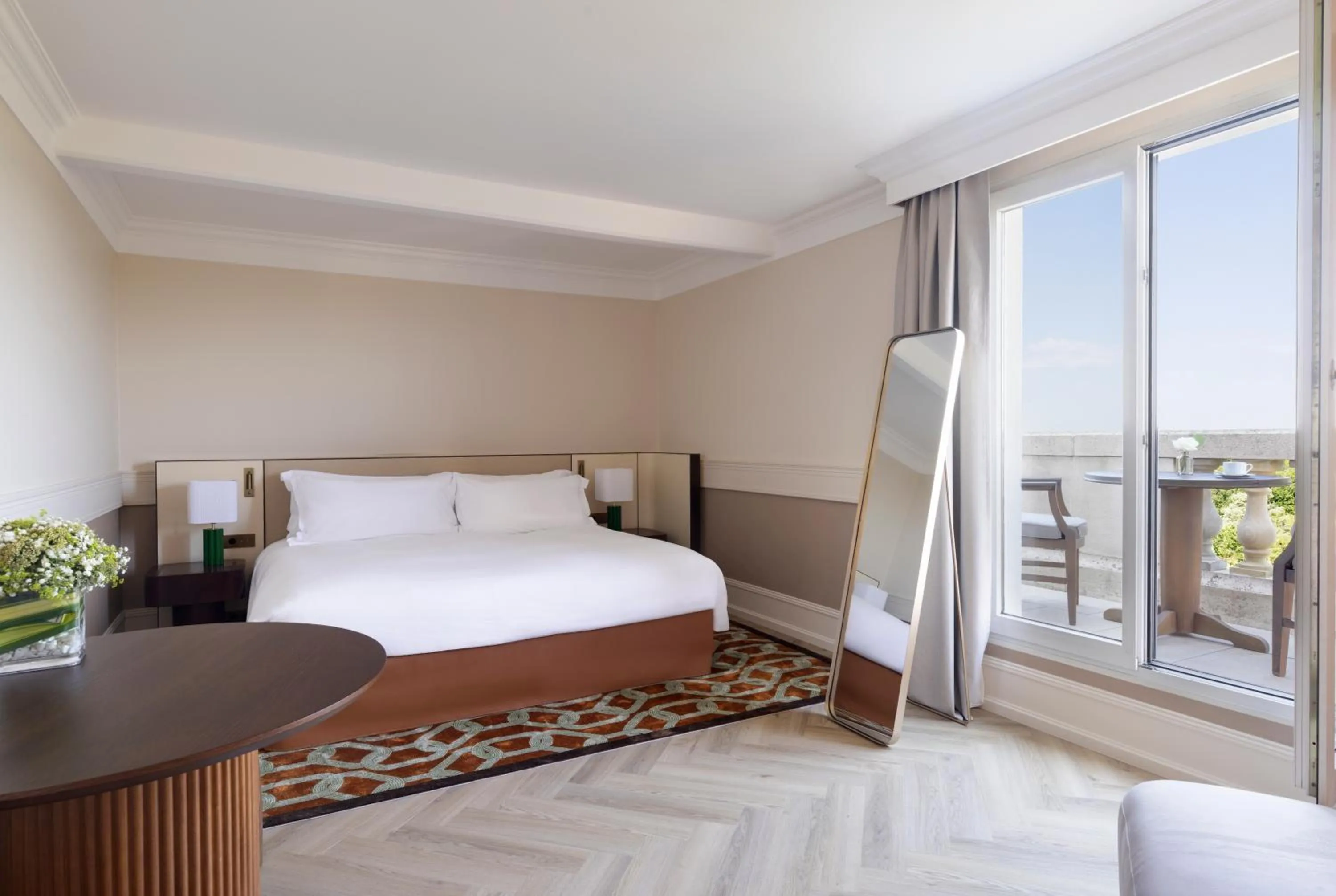 Balcony/Terrace, Bed in InterContinental Hotels Chantilly Chateau Mont Royal by IHG