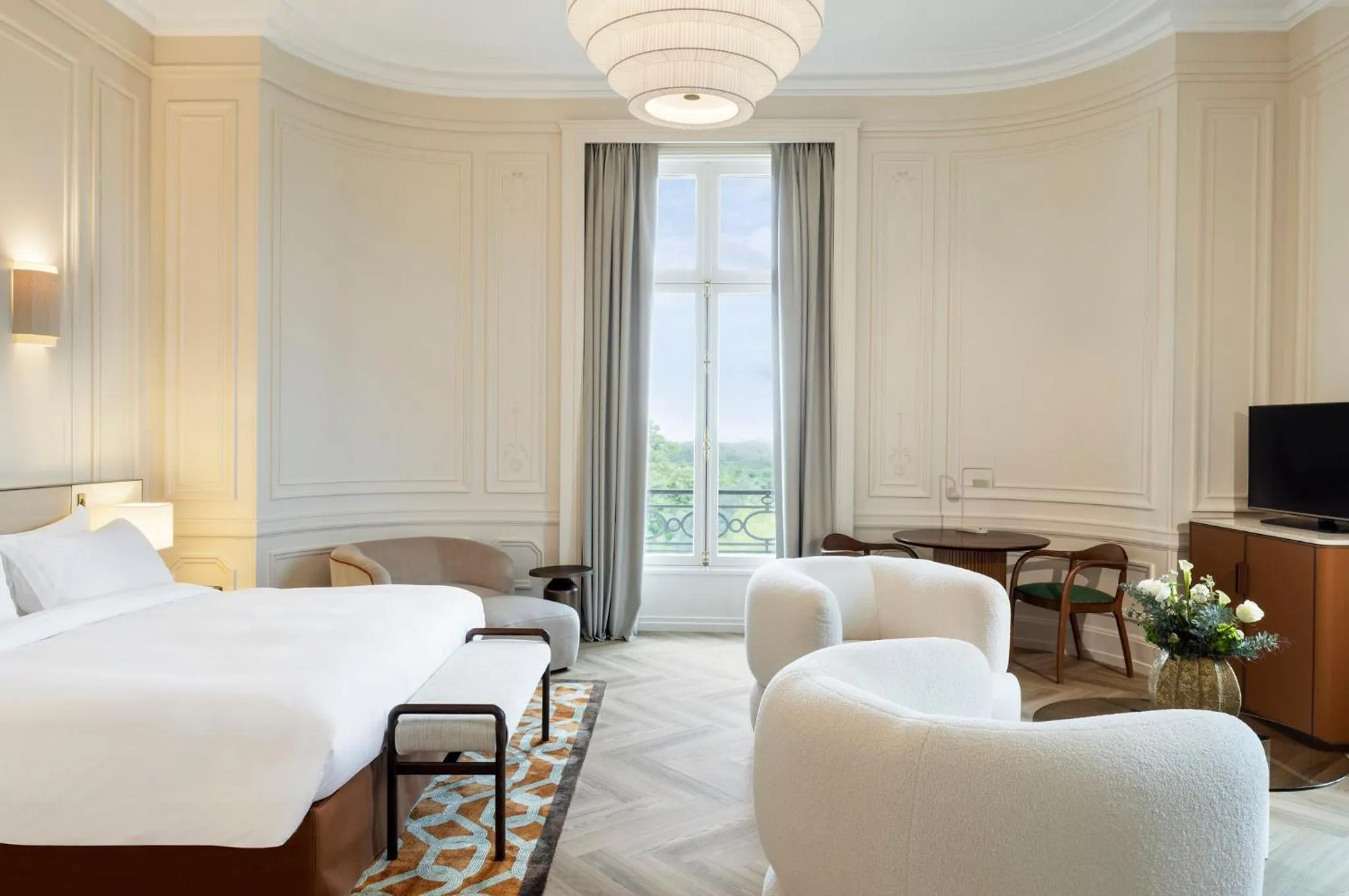 Photo of the whole room, Bed in InterContinental Hotels Chantilly Chateau Mont Royal by IHG