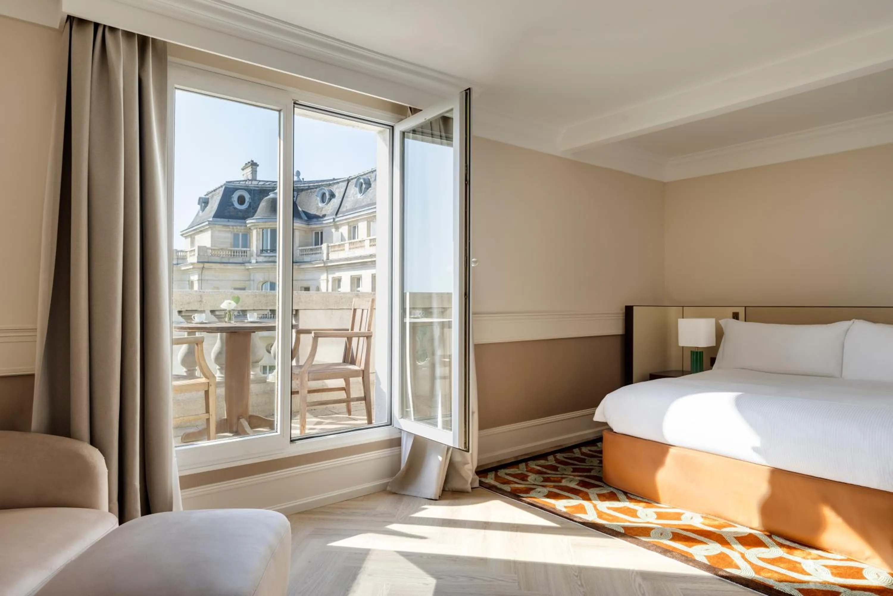 View (from property/room), Bed in InterContinental Hotels Chantilly Chateau Mont Royal by IHG