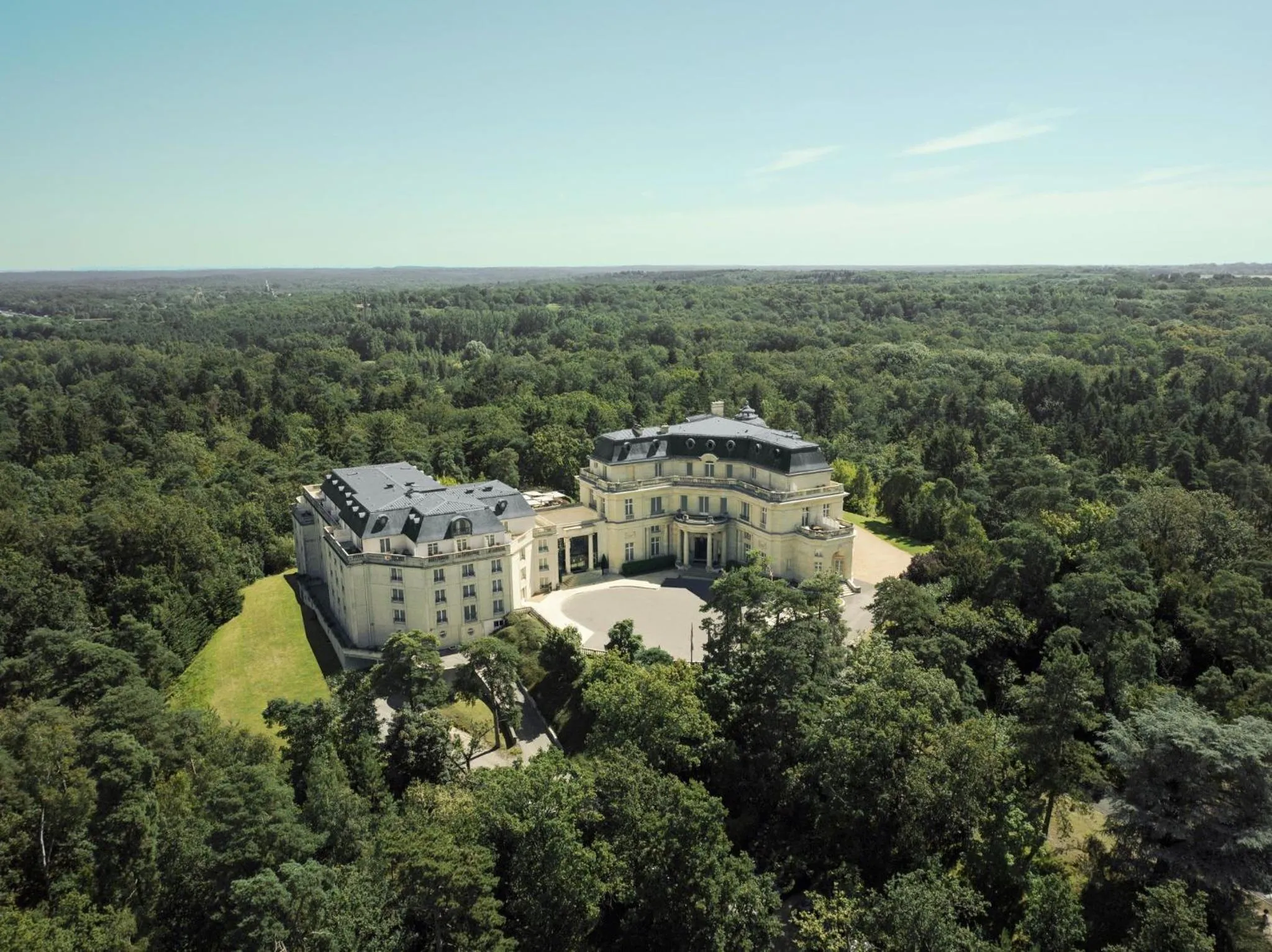 Property building in InterContinental Hotels Chantilly Chateau Mont Royal by IHG