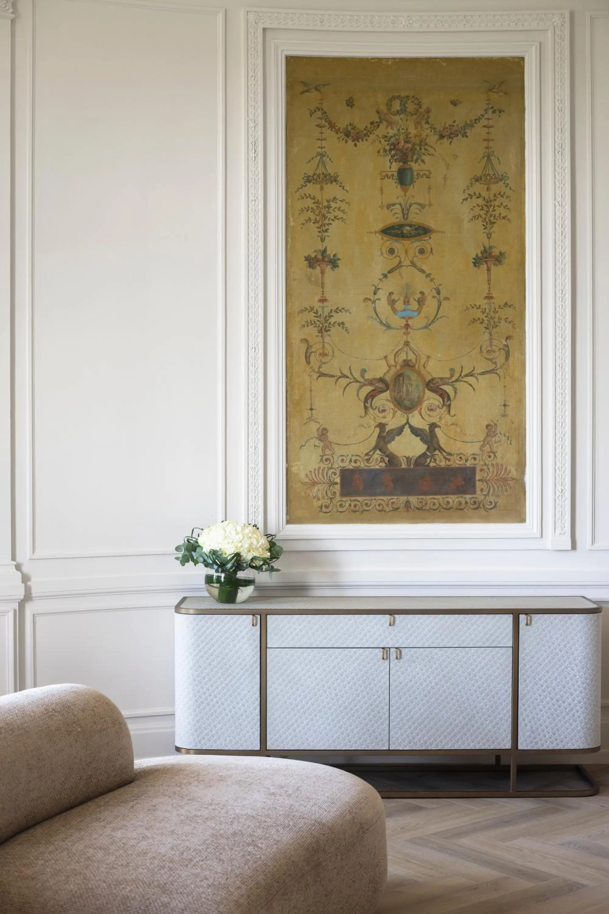 Seating area in InterContinental Hotels Chantilly Chateau Mont Royal by IHG