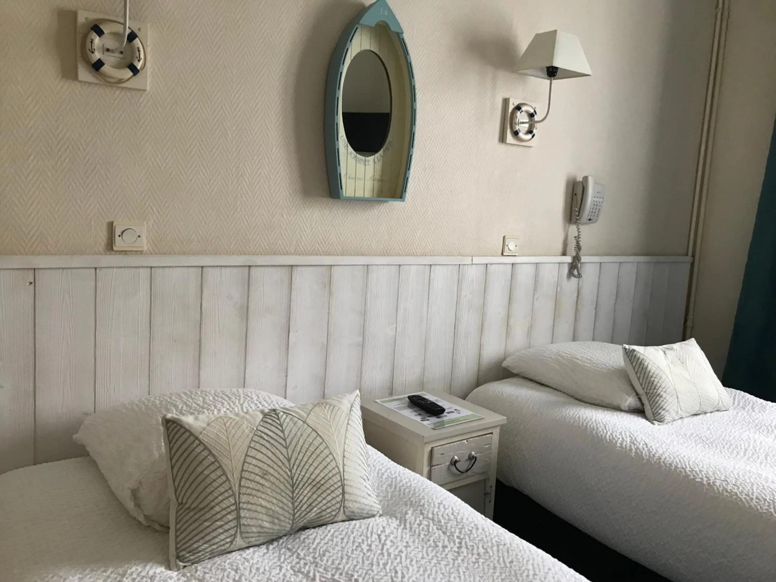 Bed in Logis Hôtel & Restaurant "Au Gré du Vent"