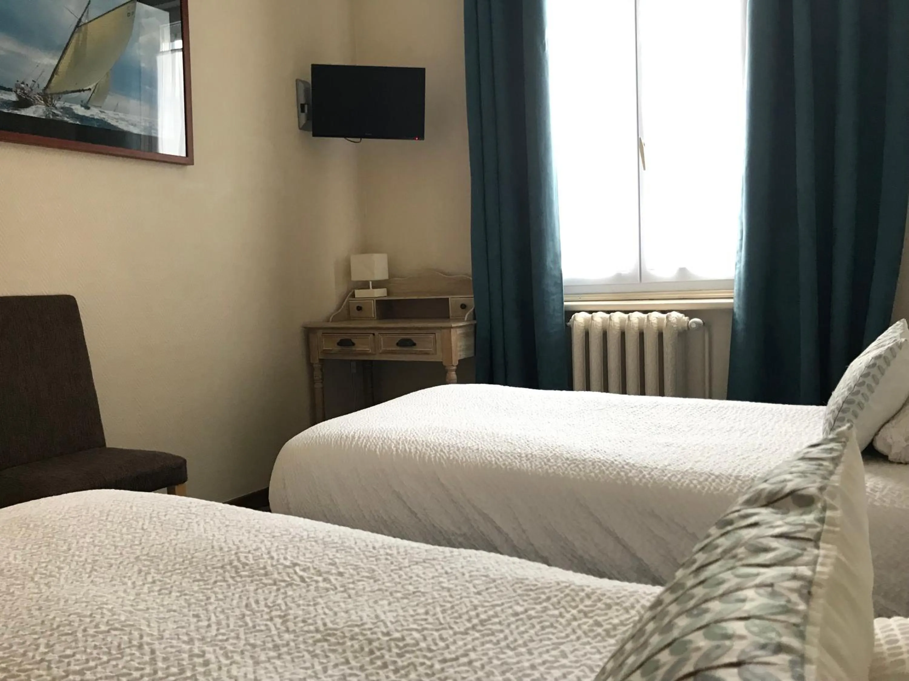 Bed in Logis Hôtel & Restaurant "Au Gré du Vent"